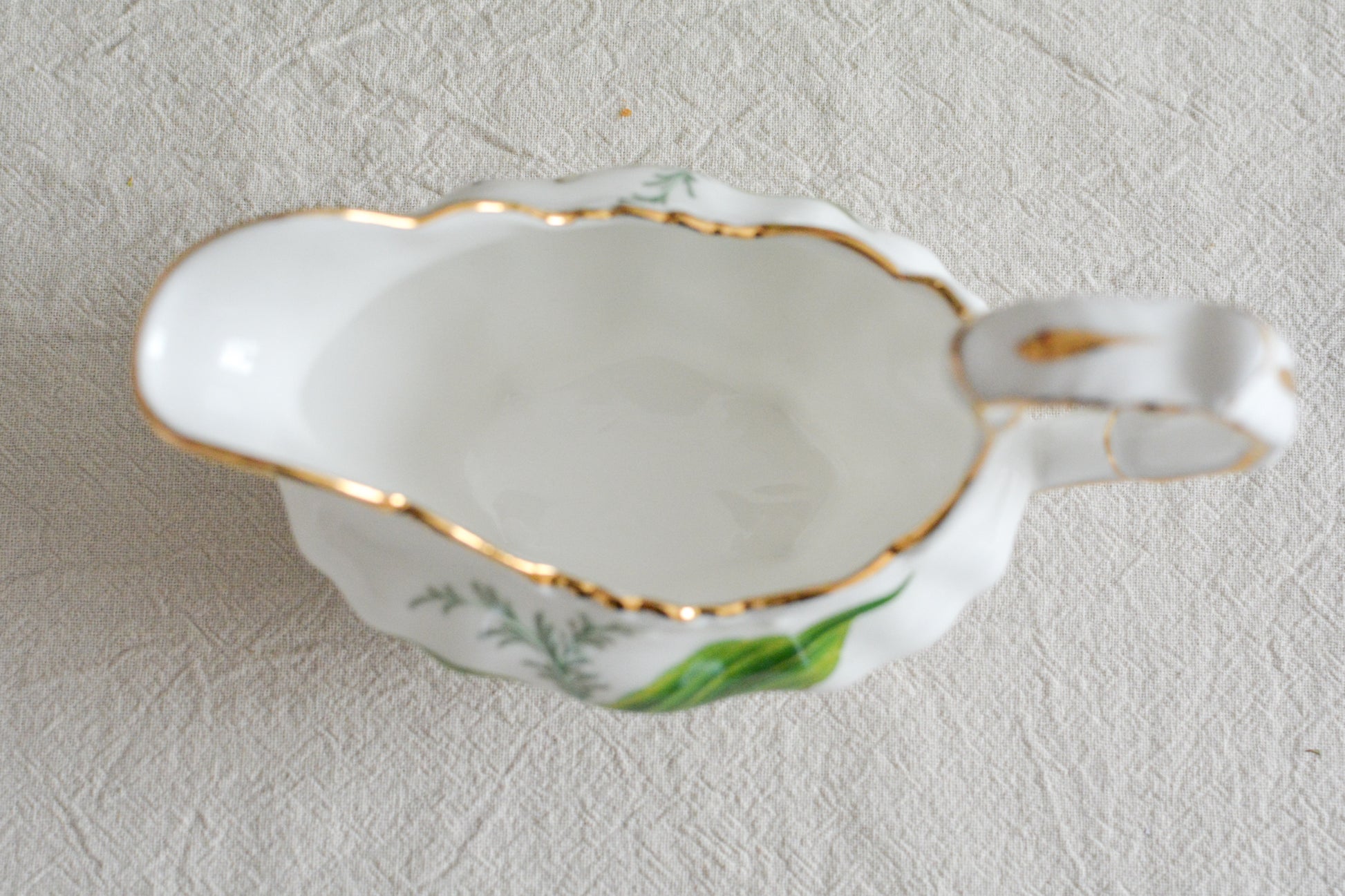 ハマースレイのスズランの絵柄が可愛らしいシュガー入れとミルクジャグ。このスズランのシリーズは人気がありますが、ヴィクトリアンバイオレットよりも生産数が少ないのか、なかなか見つかりません。優美なシェイプと美しいスズランの模様がとてもマッチしていて素敵なお品です。こちらはシュガー入れとミルクジャグの2点セットです。