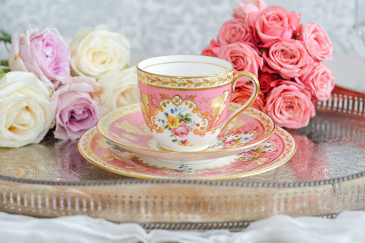 ピンクのカラーがとても貴重で愛らしい、コウルドンのティファニーパターンのティートリオです。こちらはティファニーのスタンプはありませんが、柄はティファニーがコウルドンに特注したパターン。ティファニーらしい上品な絵柄がとても美しくでコウルドンの中でも人気のシリーズです。クリスマスプレゼントにもぴったりの特別なお品です🎁  美しいティートリオで、ぜひクリスマスのティータイムやテーブルコーディネートをお楽しみください。