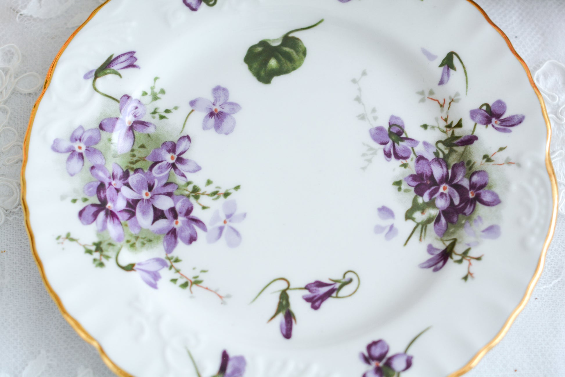 ハマースレイの人気シリーズ、ヴィクトリアンバイオレット。可憐なすみれのモチーフのティートリオです。ヴィクトリアンバイオレットシリーズは製造年代などで絵柄が少しずつ異なります。こちらは可愛らしい絵柄はもちろん、エンボス模様があり特に優雅なお品です。テーブルがパッと明るく可愛らしくなりますね。