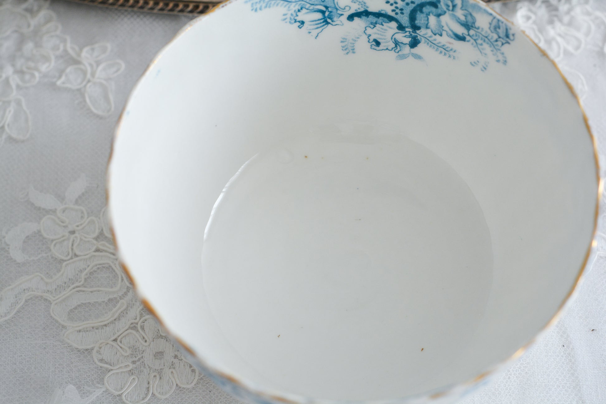 サミュエル・ラドフォードというメーカーの可愛らしいティートリオです。サミュエル・ラドフォードはスタッフォードシャーのメーカーで、1879年から1957年まで創業していました。こちらはブルーの転写模様がとても美しく地模様もとても可愛らしいお品です。同じパターンのティートリオと色違いのデザートプレートも別で掲載しています。