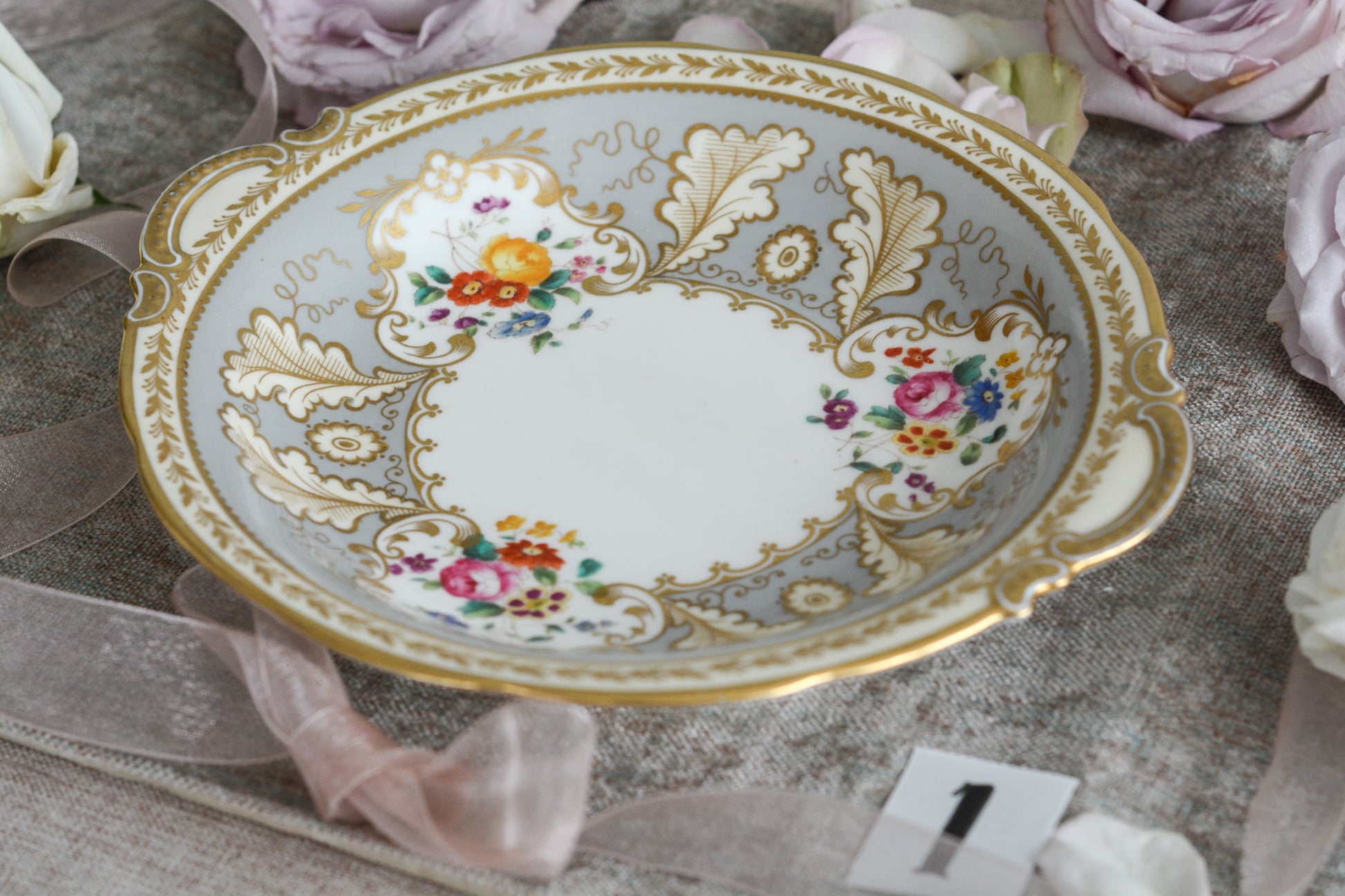 コウルドンのティファニーパターンのプレート。こちらは老舗ハロッズがオーダーしたもので、こちらはティファニーのスタンプはありませんが、柄はティファニーがコウルドンにオーダーしたパターンです。ティファニーらしい上品な絵柄がとても美しくでコウルドンの中でも人気のシリーズです。当時も人気があったのでしょう。いろいろな小売店がコウルドンにオーダーしています。ハンドルのついた深めのプレートはサービングプレートにもお使いいただきやすいと思います。