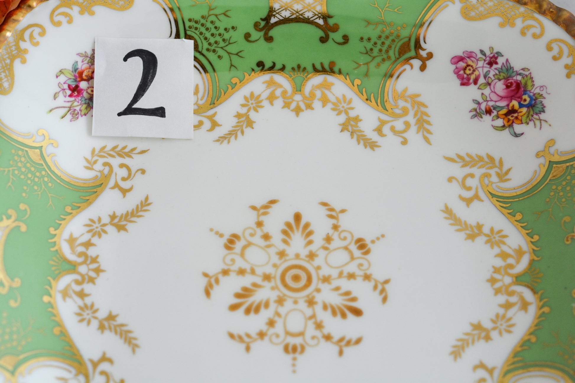 コールポートの人気シリーズ、バットウィング。カラーバリエーションも豊富なシリーズです。こちらは明るい雰囲気のアップルグリーンカラーの美しいB&Bプレート。サンドイッチやスイーツなど盛り付けてお楽しみくださいね。こちらは1枚の価格です。全部で2枚ございます。少しずつデザインが違いますので①〜②からお選びください。