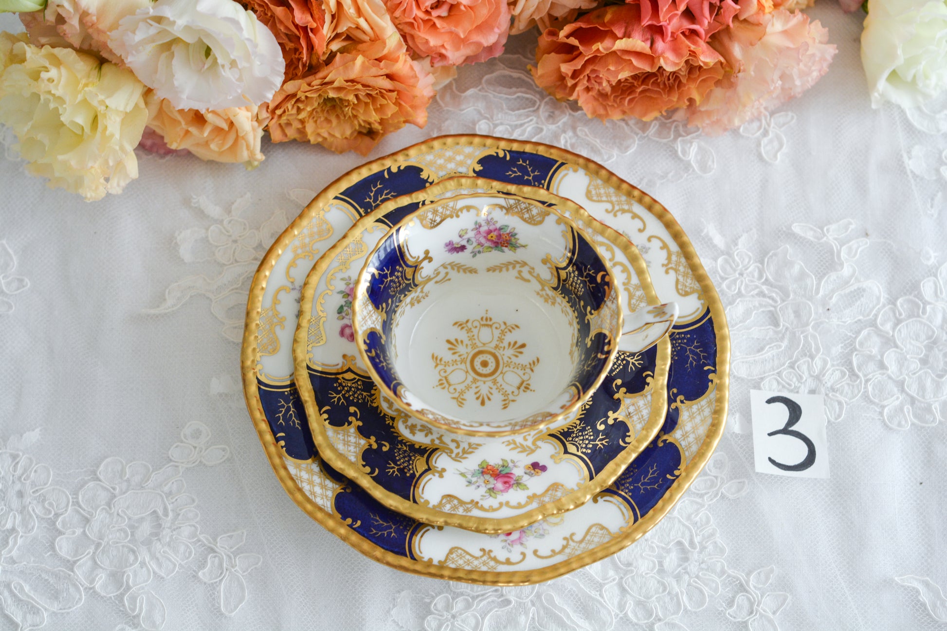 コールポートの代表作と言ってもいい、バットウィングシリーズ。こちらはコバルトブルーのティートリオです。重厚感のあるコバルトブルーと金彩のコントラスト、美しいシェイプ。凛としさ美しさがありオーラを感じます。最近はバットウィングも探すのがとても困難になってきました。心が躍るカップでティータイムをお楽しみいただけたら嬉しいです。こちらは1セットの価格です。全部で6セット在庫がございます。状態で価格が変わります。