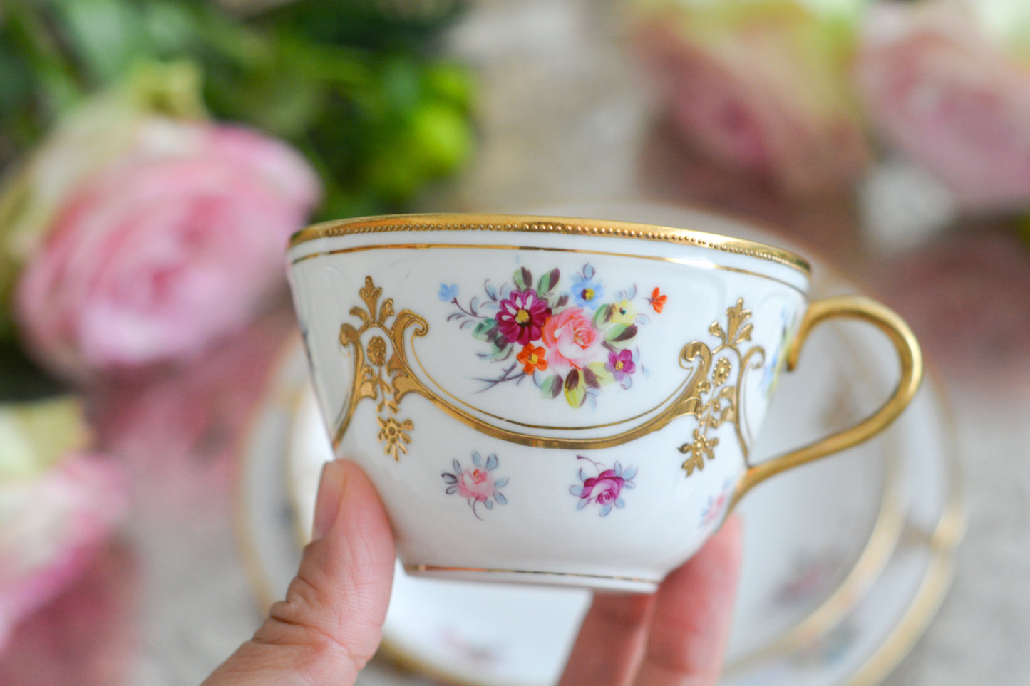 ノリタケの里帰り品のティートリオ。ハンドペイントで描かれた可愛らしいお花に金盛りの金彩の模様もとてもエレガントです。白磁がとても白く美しく気品を感じるお品。クリスマスはもちろんティータイムを華やかに盛り上げてくれるでしょう。