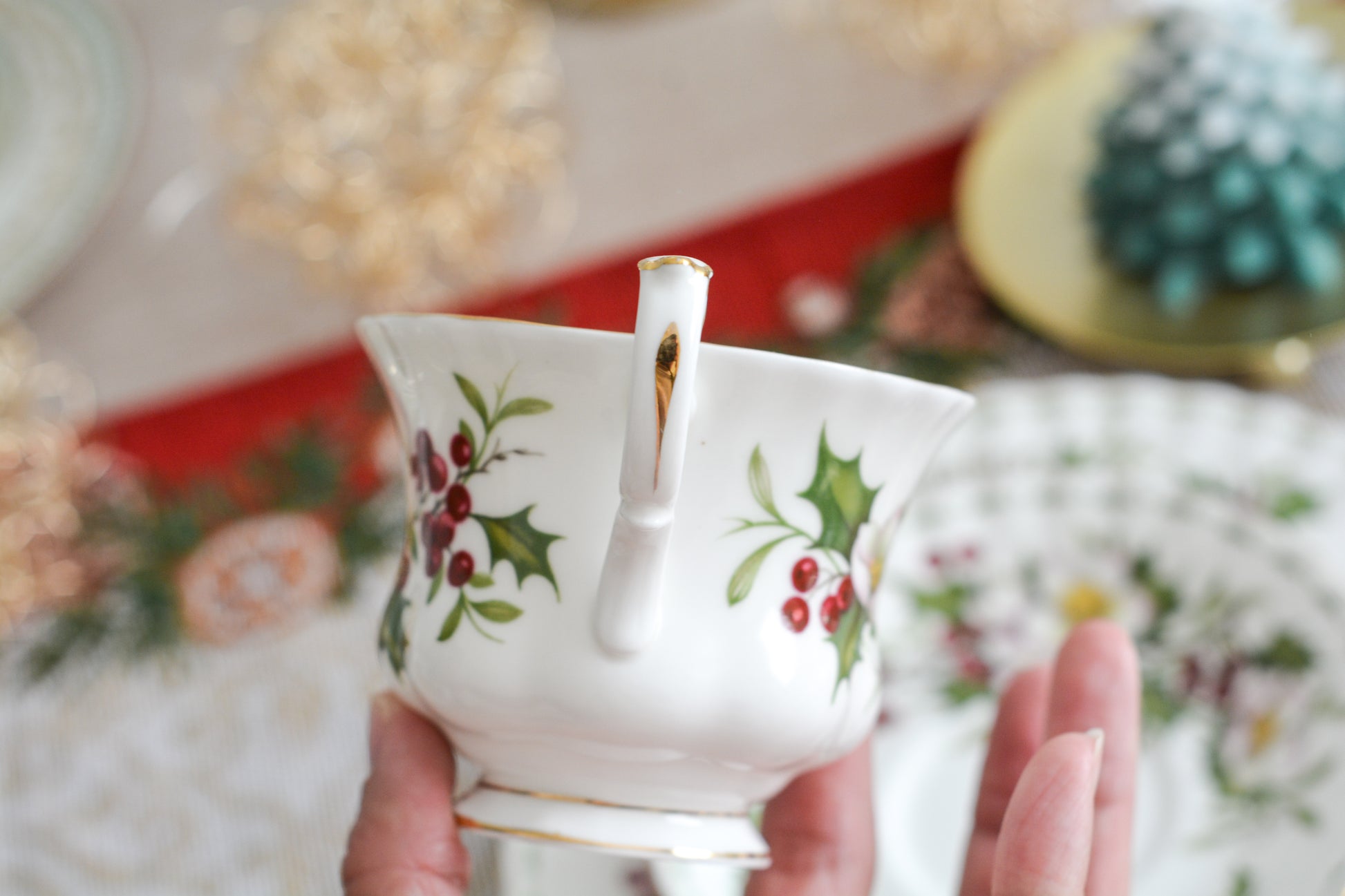 ロイヤルアルバートの人気シリーズの一つ、「フラワーオブマンス」1月から12月までそれぞれの季節のお花がモチーフのシリーズで、ついつい集めたくなってしまう魅力があります。今回ご紹介するのは、12月(December)。12月のお花はクリスマスローズです。ヒイラギに可憐なクリスマスローズがクリスマスの季節にぴったりなデザイン。とっても華やかなお品でクリスマスのテーブルを彩ります。