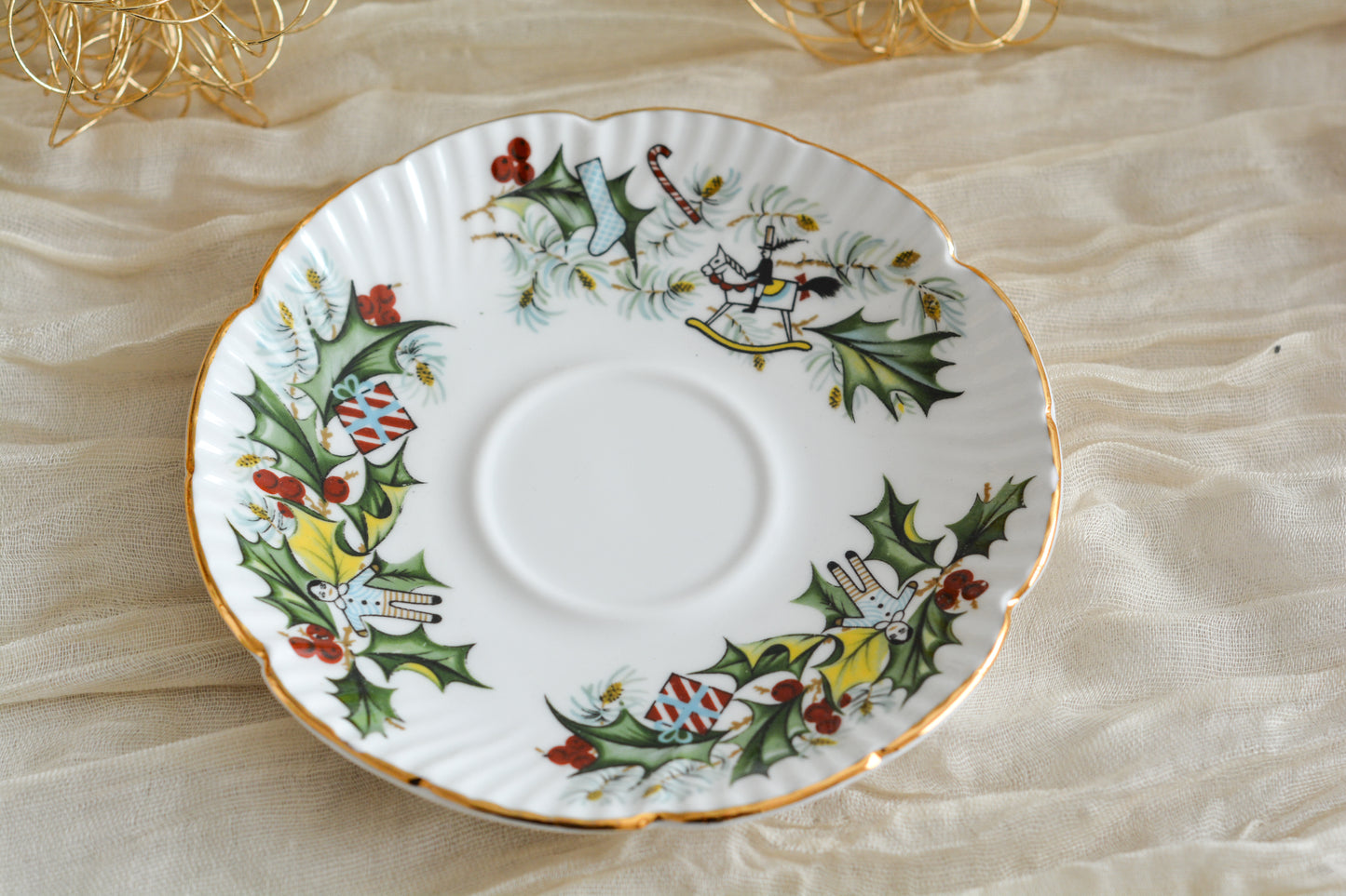 ハマースレイのクリスマスの絵柄のカップ&ソーサーは、ヒイラギにプレゼントやステッキ、お人形などクリスマスらしいモチーフがたくさん。とっても可愛らしいカップです。クリスマスのワクワクする気持ちをさらに盛り上げてくれそうですね。今回1客だけ入荷できました!ぜひクリスマスのティータイムをお楽しみくださいませ。