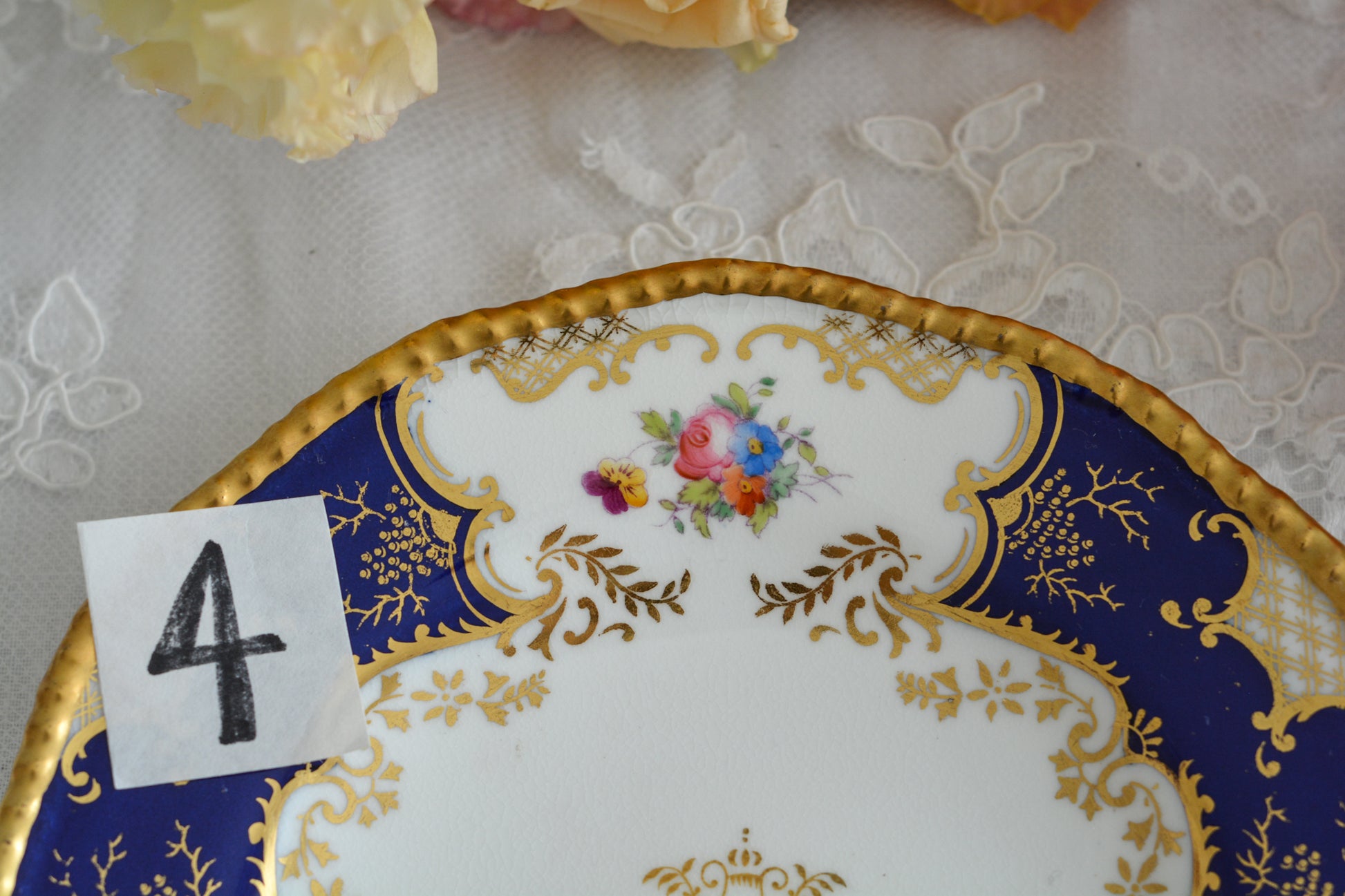 コールポートの代表作と言ってもいい、バットウィングシリーズ。こちらはコバルトブルーのティートリオです。重厚感のあるコバルトブルーと金彩のコントラスト、美しいシェイプ。凛としさ美しさがありオーラを感じます。最近はバットウィングも探すのがとても困難になってきました。心が躍るカップでティータイムをお楽しみいただけたら嬉しいです。こちらは1セットの価格です。全部で6セット在庫がございます。状態で価格が変わります。