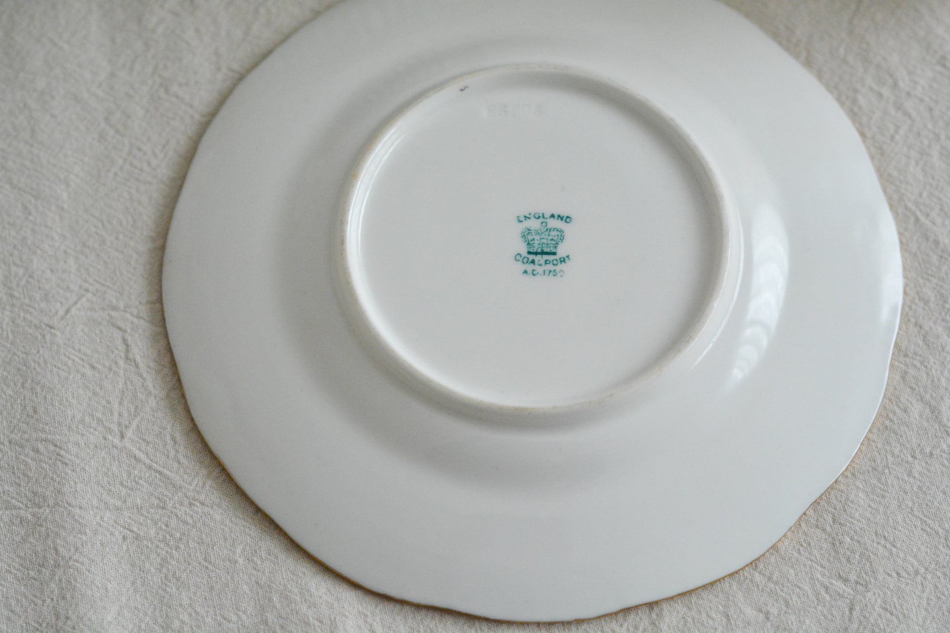 コールポートの代表作と言ってもいい、バットウィングシリーズ。カラー展開が豊富でレアカラーと呼ばれる貴重かつ人気のカラーがあります。その中でもターコイズブルーは幻と言われるほどレアなカラー。前回ご紹介できた時もとても嬉しかったのですが、また出会うことができて本当に嬉しく思います。手に取ると、宝石のようにキラキラと輝くターコイズブルーに金彩のコントラスト、美しいシェイプ。本当に素晴らしい、心が躍るカップです。