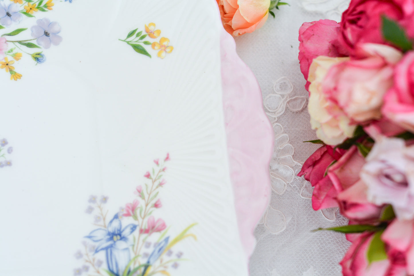 シェリーのワイルドフラワーシリーズの可愛らしいB&Bプレート(ブレッド&バタープレート)。イギリスの色とりどりの野花が散りばめられていて、パステルピンクの縁取りとハンドルがとても可愛らしいお品です。B&Bプレートの「B&B」は「ブレッド&バター」のことでパンやお菓子を盛り付けるのに便利なプレートです。