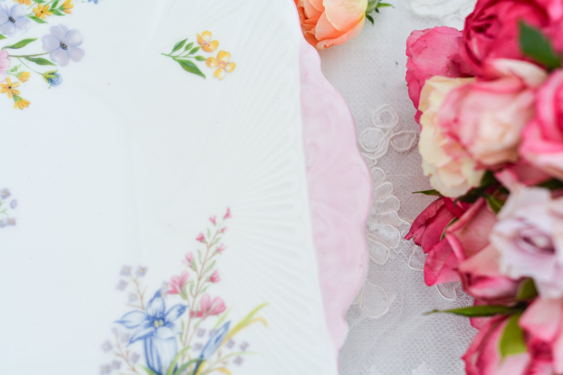 シェリーのワイルドフラワーシリーズの可愛らしいB&Bプレート(ブレッド&バタープレート)。イギリスの色とりどりの野花が散りばめられていて、パステルピンクの縁取りとハンドルがとても可愛らしいお品です。B&Bプレートの「B&B」は「ブレッド&バター」のことでパンやお菓子を盛り付けるのに便利なプレートです。