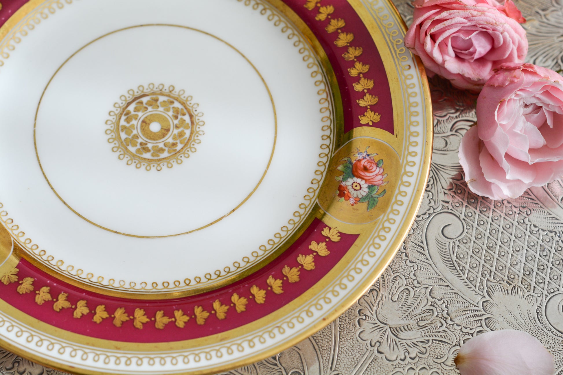 コウルドンの素晴らしいティートリオ。カップのハンドルはロープハンドルと呼ばれるデザインで、コウルドン前身のブラウンウエストヘッドムーア社が製造していたデザインです。リッジウェイ時代の豪華絢爛な作風を残しつつ、より洗練されたデザインへと昇華していったブラウンウエストヘッドムーア社。ロープハンドルはそんなブラウンウエストヘッドムーアの代表的なデザイン。数も少ないので大変人気があります。カップにはコウルドンのバックスタンプがあるのでコウルドンが引き継いで作られたお品だと思うのですが、ソーサーのダイヤモンドマークは1868年9月25日に登録されたことを示しています。ソーサーだけ古い感じはしないので、このダイヤモンドマークはこのお品ではなく、デザインの商標登録を示しているのかもしれません。アンティークは色々なストーリーを考える楽しみを与えてくれますね。