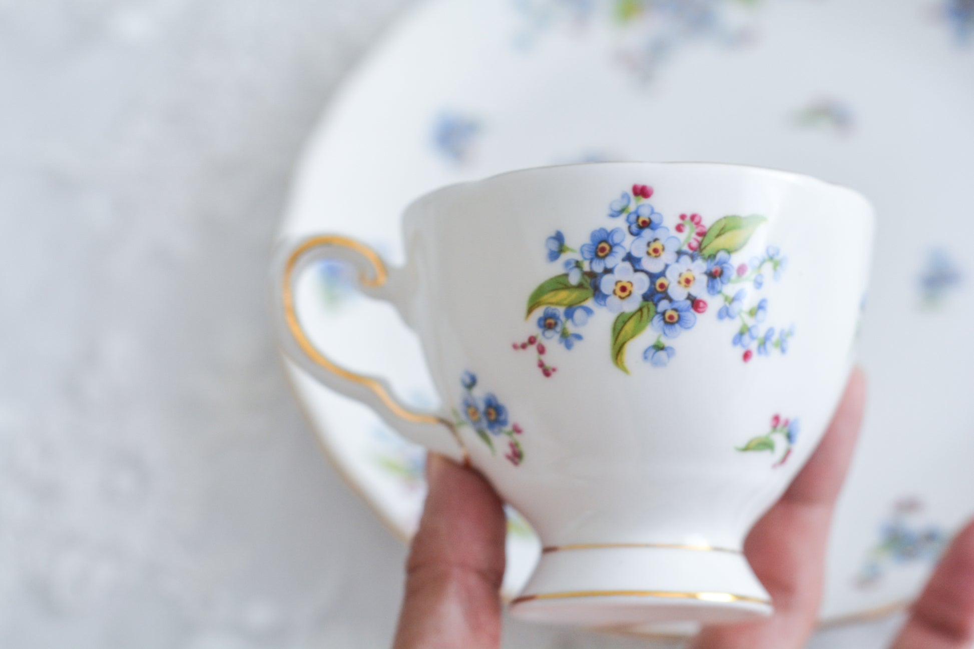 タスカンの勿忘草が大変可愛らしいテニスセットです。勿忘草がモチーフのヴィンテージ食器は色々なメーカーで作られています。このタスカンのトリオの勿忘草はとても優しい雰囲気ですね。テニスセットはソーサーがプレートと一体化している形のセットで、20世紀初め頃からスポーツ観戦時にビスケットなどのお菓子と紅茶を楽しむために作られました。主にテニスを観戦する際に重宝されたので、テニスセットと呼ばれるようになりました。気軽に紅茶とお菓子を楽しめる便利なセットです。