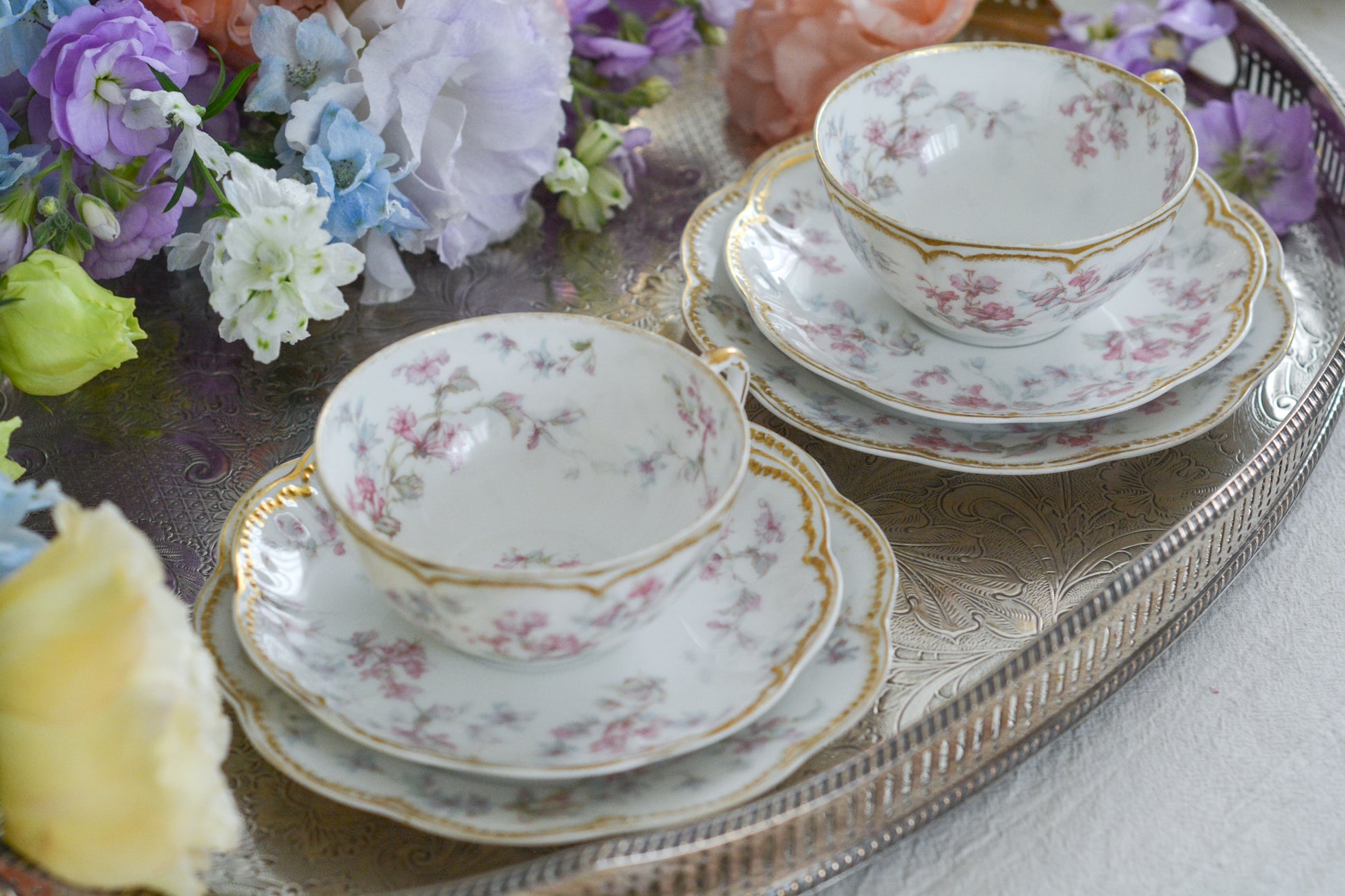 フランスのリモージュ、アビランドのティートリオです。 淡いタッチのお花がとっても可愛らしいです。柔らかで優しげな印象で、癒しのティータイムの時間を過ごせそうですね。これから春のティータイムにもぴったりです。こちらは在庫が2セットございます。ティートリオ①、ティートリオ②からお選びください。