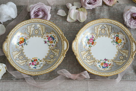 コウルドンのティファニーパターンのプレート。こちらは老舗ハロッズがオーダーしたもので、こちらはティファニーのスタンプはありませんが、柄はティファニーがコウルドンにオーダーしたパターンです。ティファニーらしい上品な絵柄がとても美しくでコウルドンの中でも人気のシリーズです。当時も人気があったのでしょう。いろいろな小売店がコウルドンにオーダーしています。ハンドルのついた深めのプレートはサービングプレートにもお使いいただきやすいと思います。