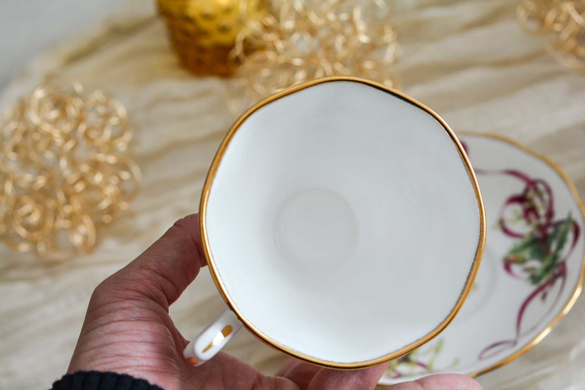 ロイヤルアルバートの代表的なシリーズオールドイングリッシュツリー。このシリーズは色々なバリエーションが発表されています。こちらのクリスマスツリーもその一つ。大きなクリスマスツリーにマルーンカラーのリボンがとても華やかなデザインで人気があります。クリスマスのティータイムにぴったりのカップでクリスマスのテーブルをお楽しみくださいね。