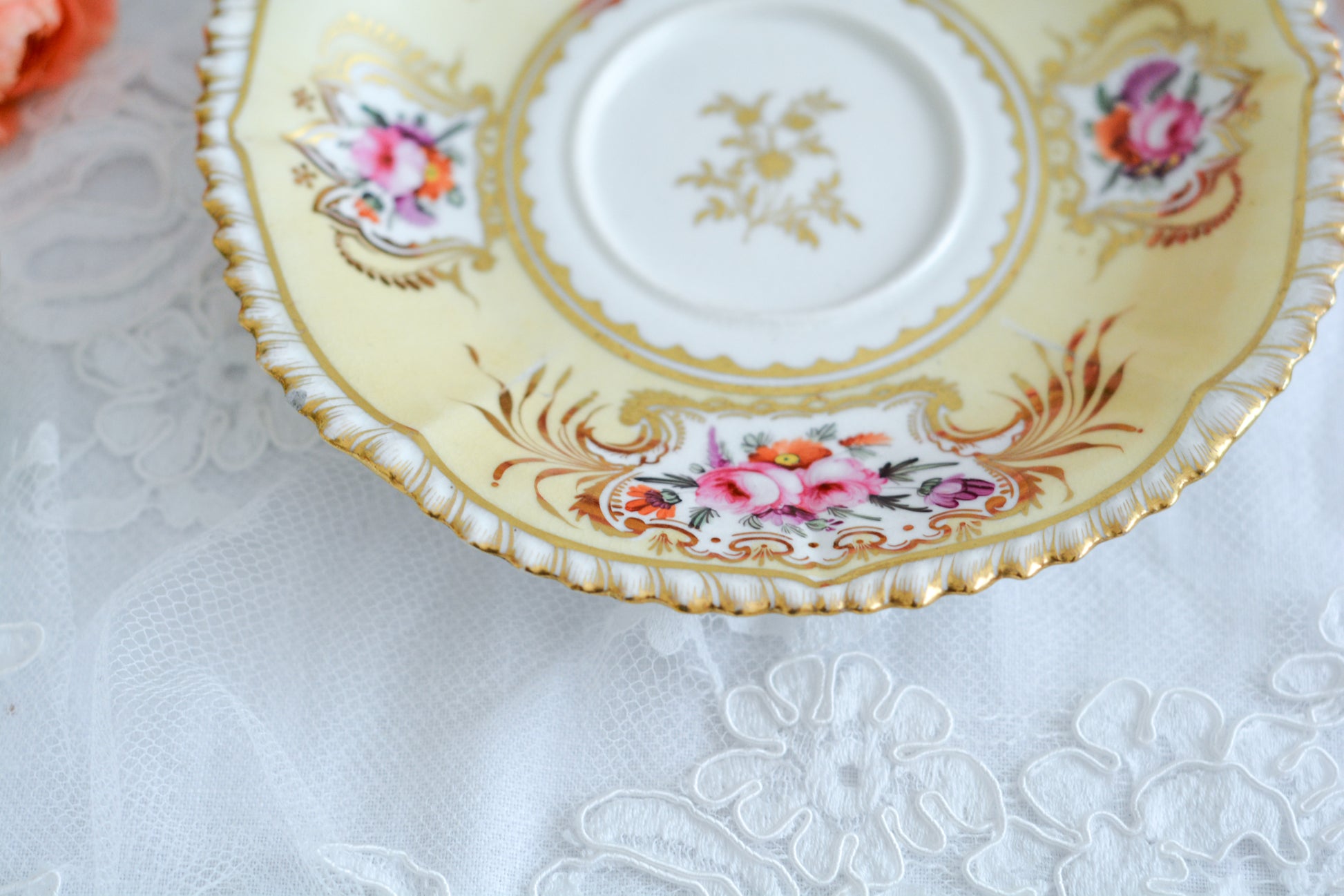 コールポートのペンブロークシェイプと呼ばれるシェイプのカップです。縁の飾り模様が特徴的で1820年代後半に作られたとても古い作品です。豪華な縁飾りに手描きで描かれた美しい花々、エレガントなリングハンドル。約200年前に作られ、この持ち主の貴族はこんな美しいカップでどんな優雅なティータイムを過ごしていたのでしょうか。