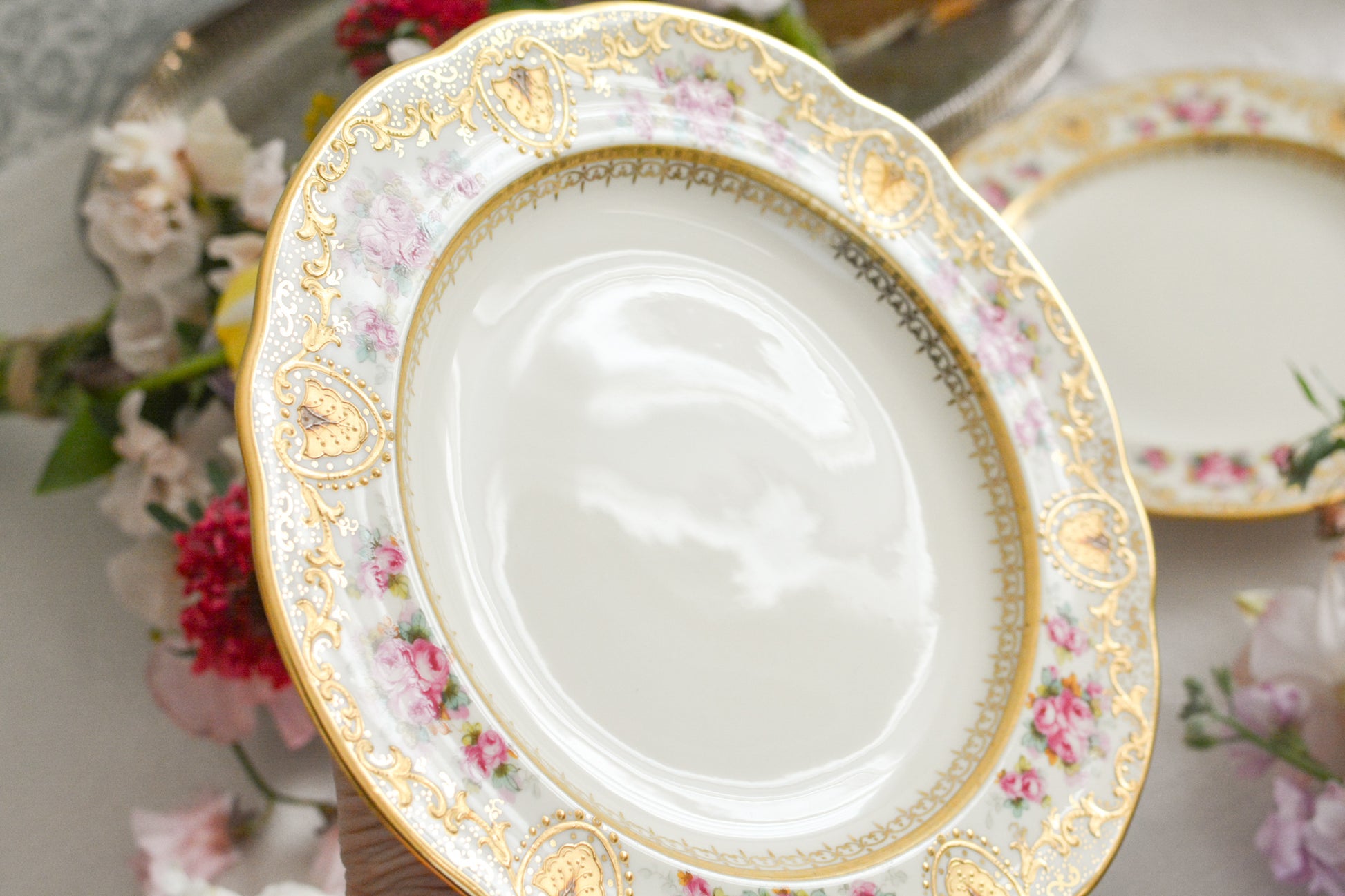 コープランドのエレガントなプレートが入荷しました。以前ご紹介したことのあるプレートです今回また出会うことができました。クリームカラーの地のお色に金盛りの繊細な模様に、可憐なバラが描かれた大変美しいプレート。ティータイムを華やかに盛り上げてくれそうです。裏面には、サインが入っています。こちらは1枚の価格です。在庫が2枚ございます。プレート①〜②からお選びください。