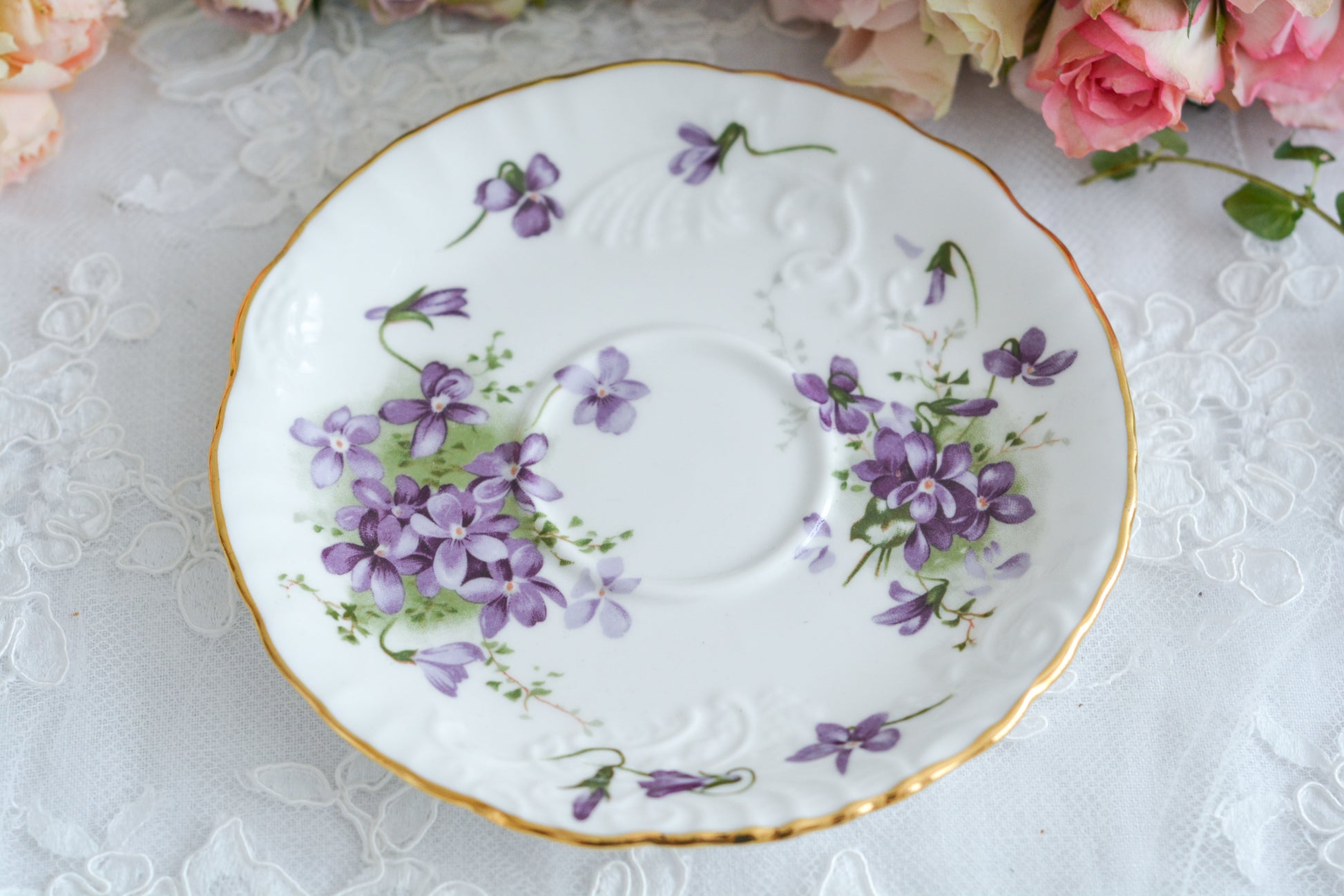ハマースレイの人気シリーズ、ヴィクトリアンバイオレット。可憐なすみれのモチーフのティートリオです。ヴィクトリアンバイオレットシリーズは製造年代などで絵柄が少しずつ異なります。こちらは可愛らしい絵柄はもちろん、エンボス模様があり特に優雅なお品です。テーブルがパッと明るく可愛らしくなりますね。