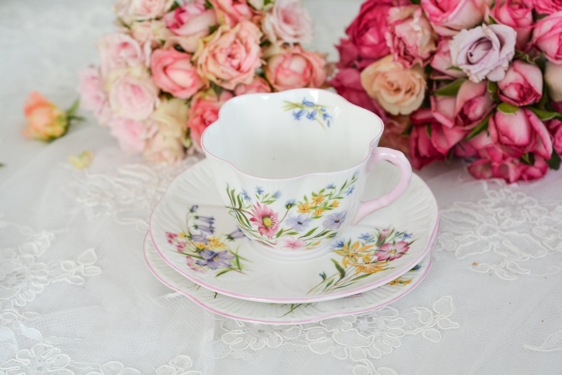 シェリーのワイルドフラワーシリーズの可愛らしいティートリオです。カップはディンティーシェイプと呼ばれる可愛らしいシェイプで上から見るとお花が咲いている様に見えます。イギリスの色とりどりの野花が散りばめられていて、どんな花がプリントされているか眺めるのも楽しいです。こちらは同じシリーズのピンクのお揃いのB&Bプレート、色違いのブルーのB&Bプレートも別で掲載しています。