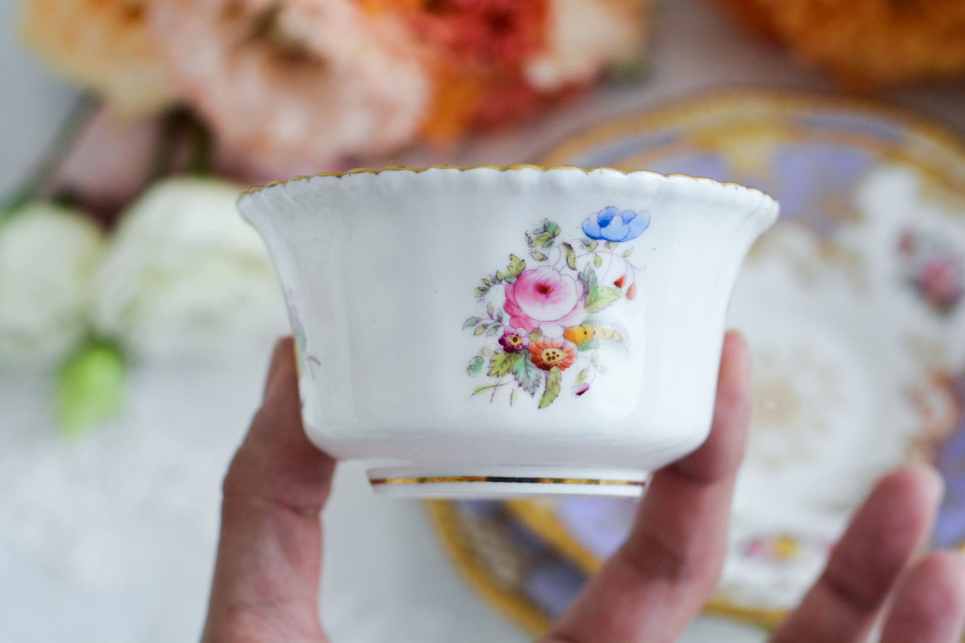 コールポートの人気シリーズ、バットウィングシリーズ。こちらはとても貴重なライラックカラーのティートリオです。そしてさらにカップの側面にブーケの模様が描かれている珍しいデザインです。ライラックカラーは美しいのはもちろんですが、柔らかな印象でとても上品ですね。最近はバットウィングシリーズは探すことがより困難になっております。ライラックカラーは元々レアカラーと言われるお品で、当店では初めてご紹介できます。美しいティートリオをぜひお楽しみください。