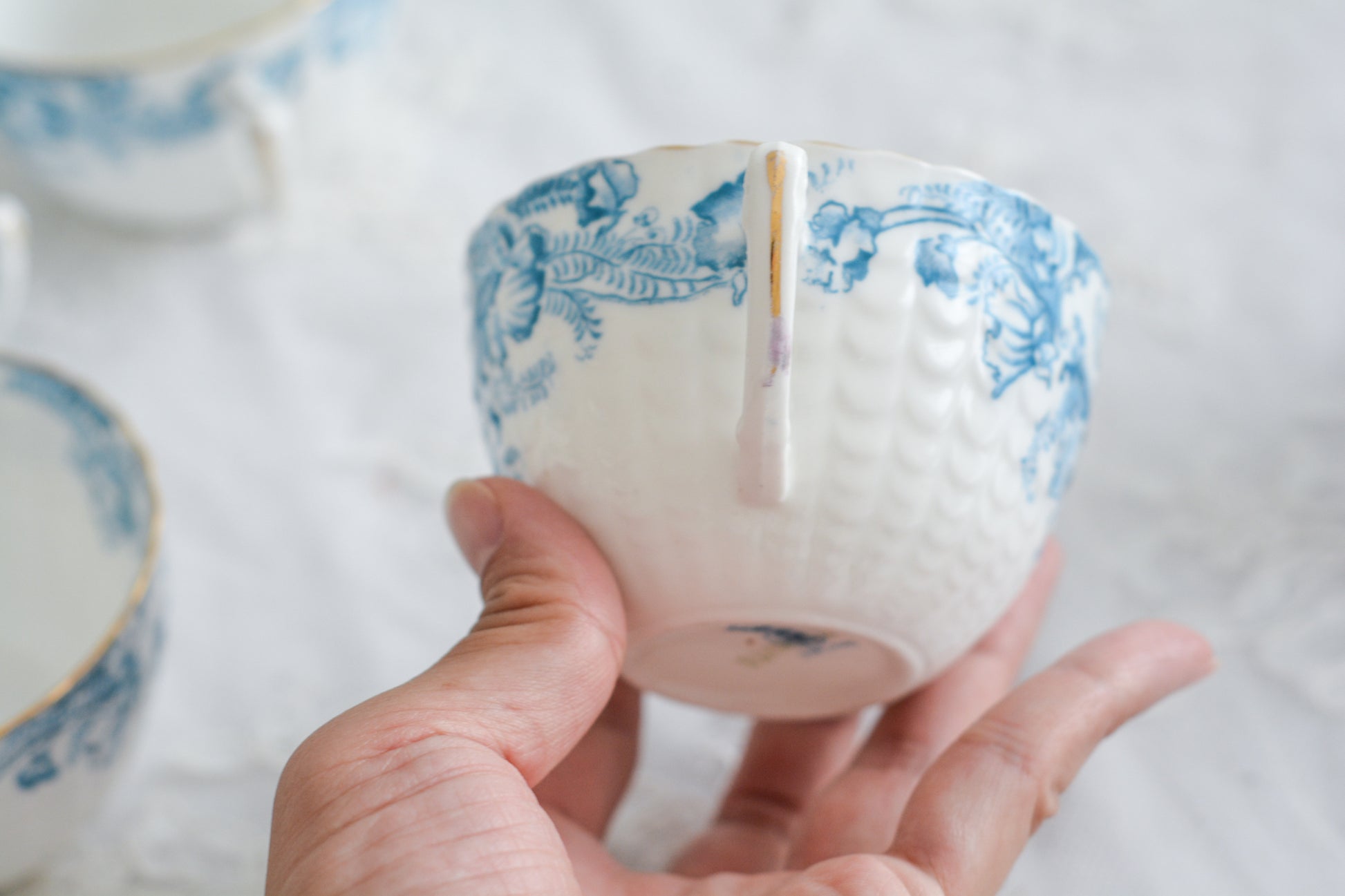 サミュエル・ラドフォードというメーカーの可愛らしいティートリオです。サミュエル・ラドフォードはスタッフォードシャーのメーカーで、1879年から1957年まで創業していました。こちらはブルーの転写模様がとても美しく地模様もとても可愛らしいお品です。同じパターンのミルクジャグ&シュガーボウル、色違いのデザートプレートも別で掲載しています。  こちらは1セットの価格です。全部で6セットあります。状態の良いものからお送りします。