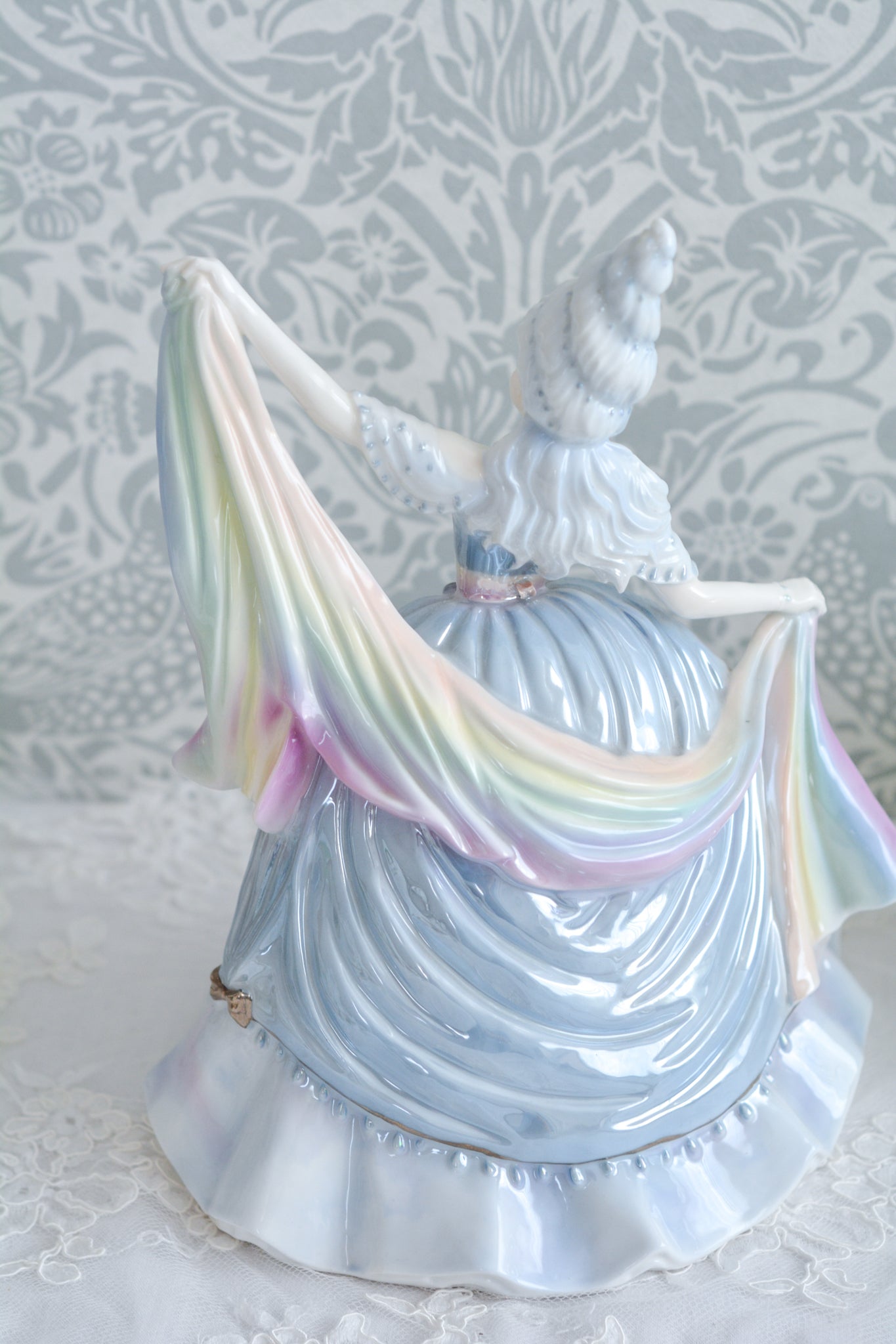 コールポートはフィギュリンをたくさん作っていて、たくさんのシリーズがあります。人気はあるけれど日本ではほとんど見かけないシリーズの1つ。「The millennium Ball」というシリーズで、この「Rain」と、「Moon」「 Forest」「Time」「Sun」の5種類から構成されています。このRainはパステルカラーでキラキラしていて、まるでファンタジーの世界からやってきてよう!このシリーズは個人的にも好きなシリーズで、時間をかけて探しました!今回ご紹介できて嬉しいです。製造数がとても少ないため探すのが大変困難なお品です。