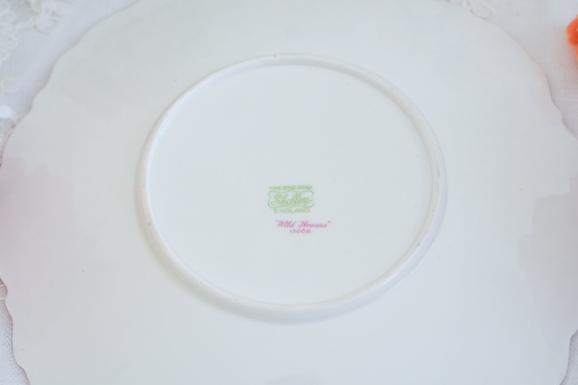 シェリーのワイルドフラワーシリーズの可愛らしいB&Bプレート(ブレッド&バタープレート)。イギリスの色とりどりの野花が散りばめられていて、パステルピンクの縁取りとハンドルがとても可愛らしいお品です。B&Bプレートの「B&B」は「ブレッド&バター」のことでパンやお菓子を盛り付けるのに便利なプレートです。