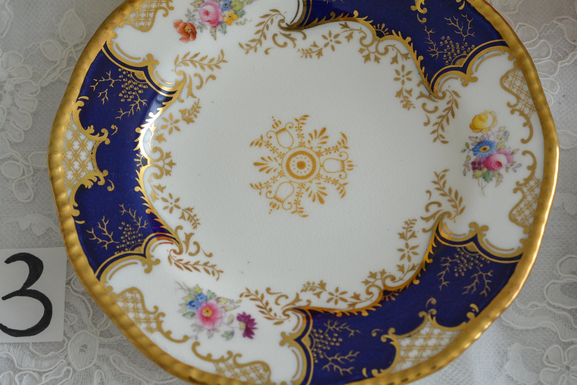 コールポートの代表作と言ってもいい、バットウィングシリーズ。こちらはコバルトブルーのティートリオです。重厚感のあるコバルトブルーと金彩のコントラスト、美しいシェイプ。凛としさ美しさがありオーラを感じます。最近はバットウィングも探すのがとても困難になってきました。心が躍るカップでティータイムをお楽しみいただけたら嬉しいです。こちらは1セットの価格です。全部で6セット在庫がございます。状態で価格が変わります。