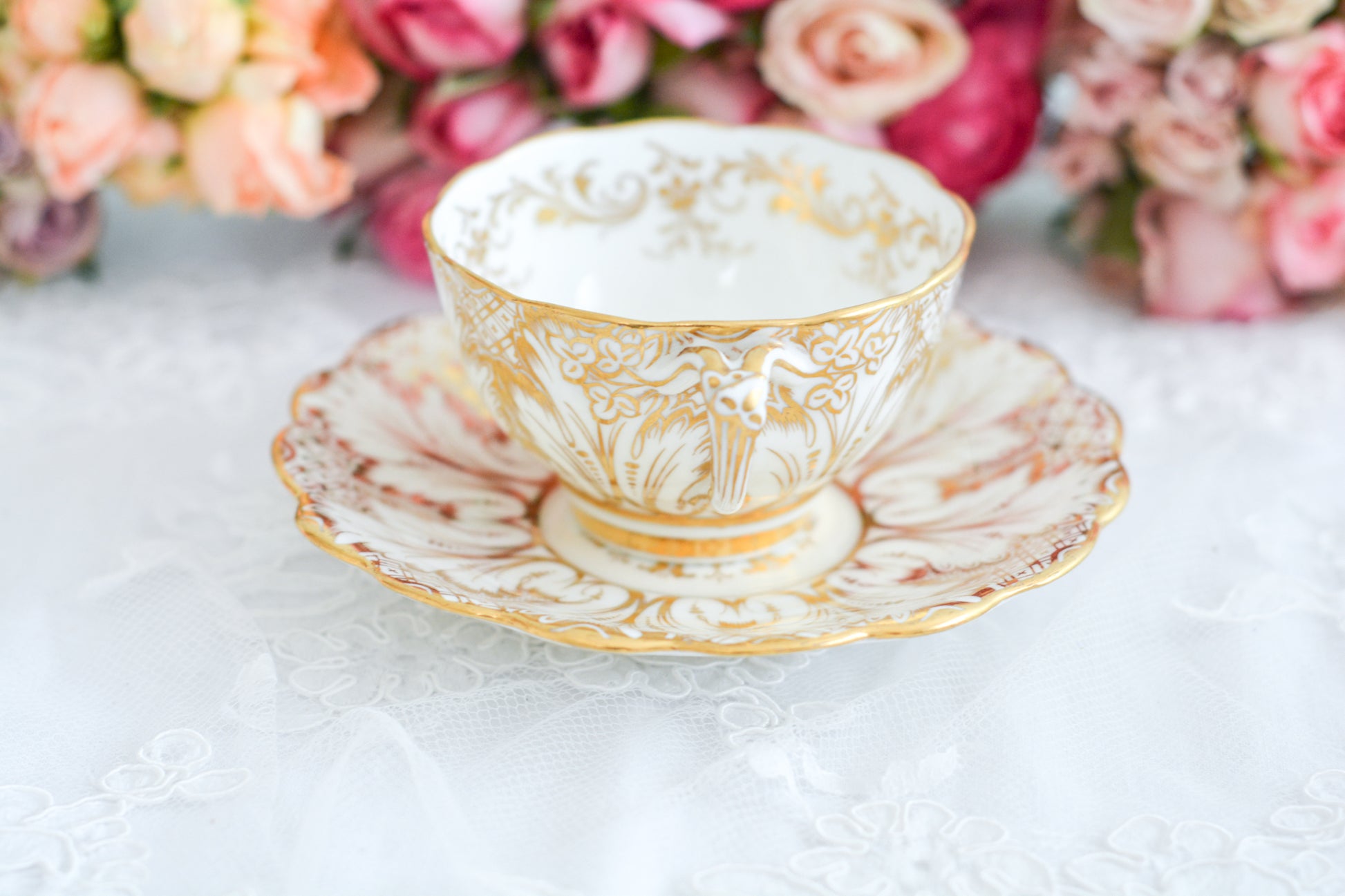 コウルドンがリッジウェイのフォリエージシェイプ(Foliage Shape)をリバイバルしたお品。ハンドル部分には葉っぱの模様がついていてとても可愛らしいシェイプです。リッジウェイは力強く豪華な作風という印象で、後身のコウルドンはより時代や流行に敏感で繊細で美しいデザインの作品をたくさん作っています。リッジウェイのフォリエージシェイプはいろいろなパターンがありますが、こちらは特に豪華なデザインで個人的にもフォリエージシェイプは大好きなデザイン。コウルドン時代にも受け継がれていたことを嬉しく思っています。