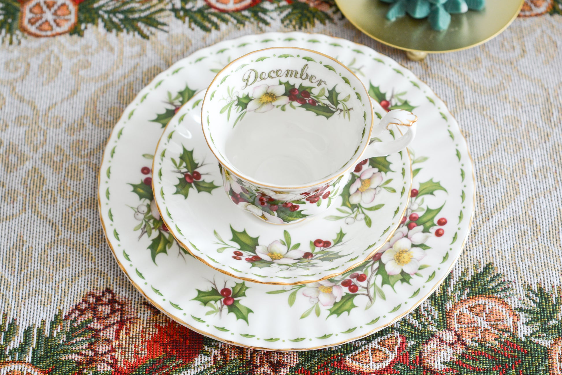 ロイヤルアルバートの人気シリーズの一つ、「フラワーオブマンス」1月から12月までそれぞれの季節のお花がモチーフのシリーズで、ついつい集めたくなってしまう魅力があります。今回ご紹介するのは、12月(December)。12月のお花はクリスマスローズです。ヒイラギに可憐なクリスマスローズがクリスマスの季節にぴったりなデザイン。とっても華やかなお品でクリスマスのテーブルを彩ります。
