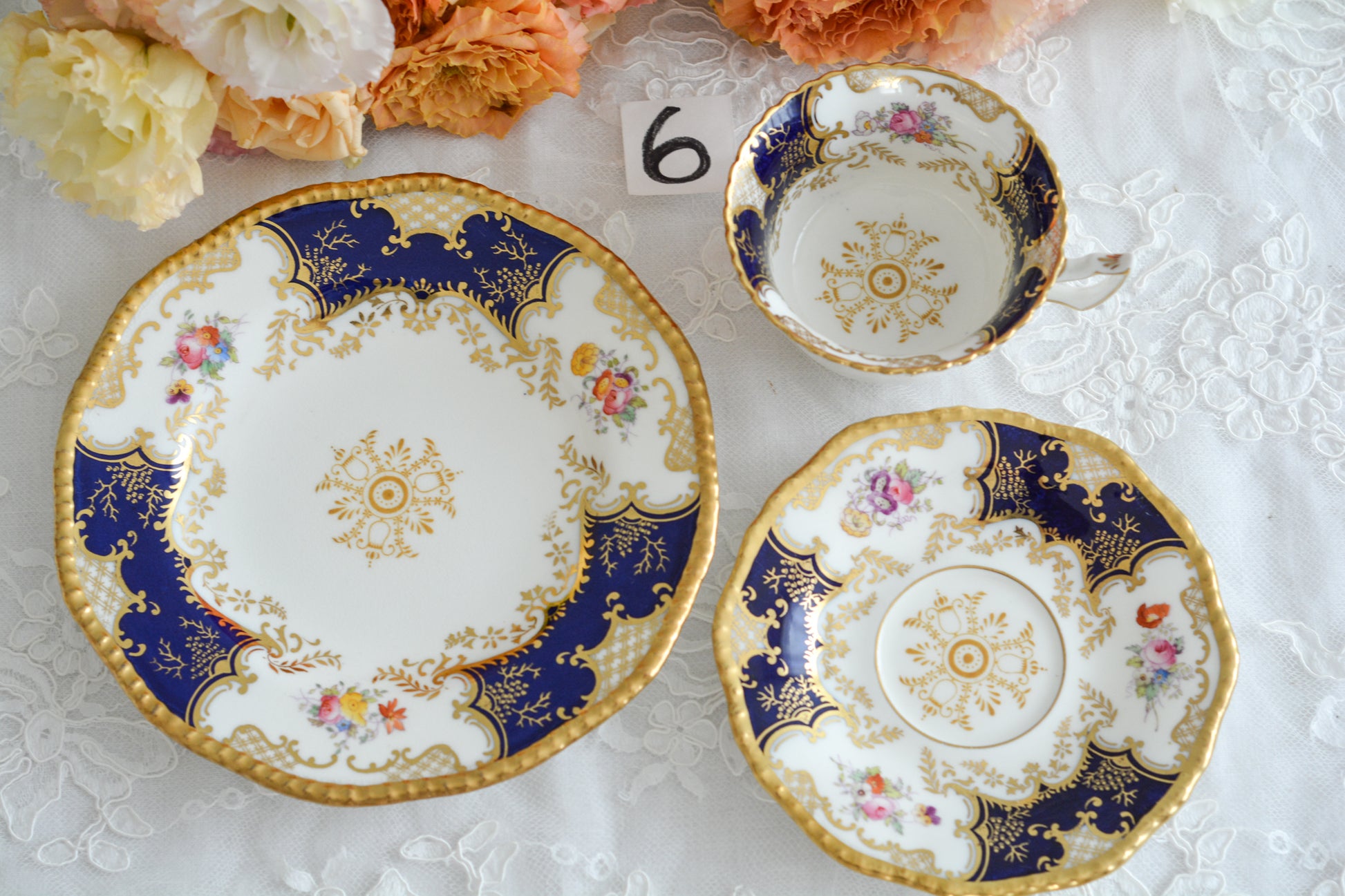 コールポートの代表作と言ってもいい、バットウィングシリーズ。こちらはコバルトブルーのティートリオです。重厚感のあるコバルトブルーと金彩のコントラスト、美しいシェイプ。凛としさ美しさがありオーラを感じます。最近はバットウィングも探すのがとても困難になってきました。心が躍るカップでティータイムをお楽しみいただけたら嬉しいです。こちらは1セットの価格です。全部で6セット在庫がございます。状態で価格が変わります。