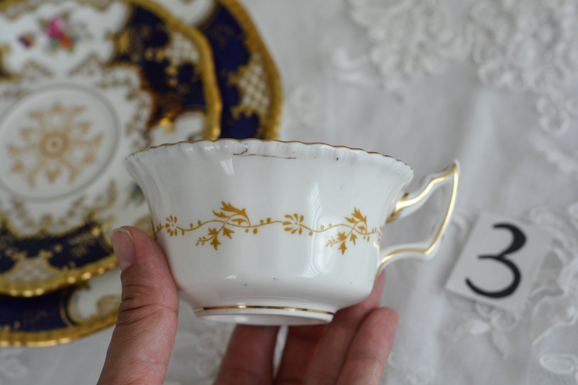 コールポートの代表作と言ってもいい、バットウィングシリーズ。こちらはコバルトブルーのティートリオです。重厚感のあるコバルトブルーと金彩のコントラスト、美しいシェイプ。凛としさ美しさがありオーラを感じます。最近はバットウィングも探すのがとても困難になってきました。心が躍るカップでティータイムをお楽しみいただけたら嬉しいです。こちらは1セットの価格です。全部で6セット在庫がございます。状態で価格が変わります。