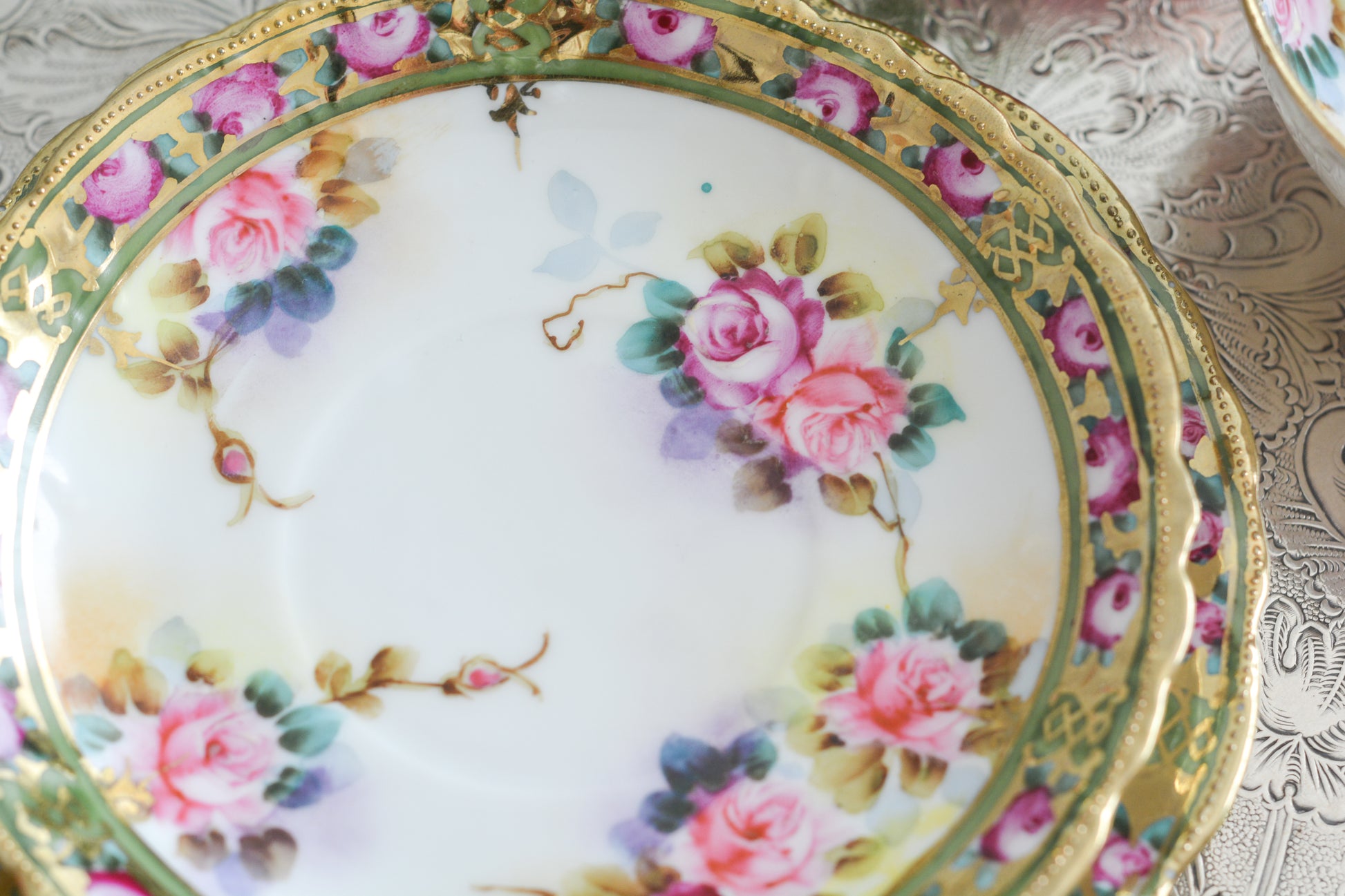 オールドノリタケの里帰り品です。キラキラと輝くティートリオ。クリスマスにもぴったりのお品です。ハンドペイントで描かれたバラに金盛りの美しい模様。さすがノリタケ!ですね。とっても豪華なデザインなのでプレゼントにもぜひどうぞ。