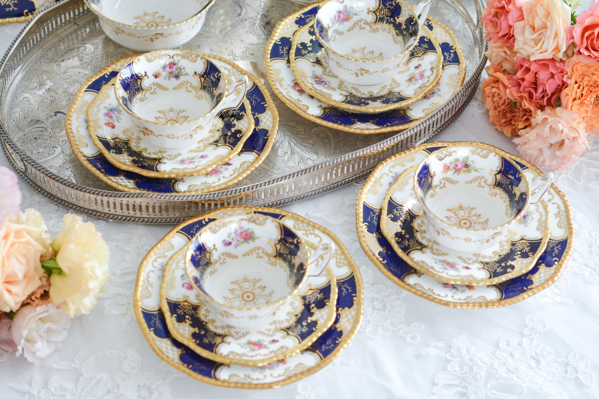 コールポートの代表作と言ってもいい、バットウィングシリーズ。こちらはコバルトブルーのティートリオです。重厚感のあるコバルトブルーと金彩のコントラスト、美しいシェイプ。凛としさ美しさがありオーラを感じます。そしてこちらのお品は、カップの側面にブーケの模様が描かれている珍しいデザインです。最近はバットウィングも探すのがとても困難になってきました。心が躍るカップでティータイムをお楽しみいただけたら嬉しいです。こちらは1セットの価格です。全部で6セット在庫がございます。状態で価格が変わります。