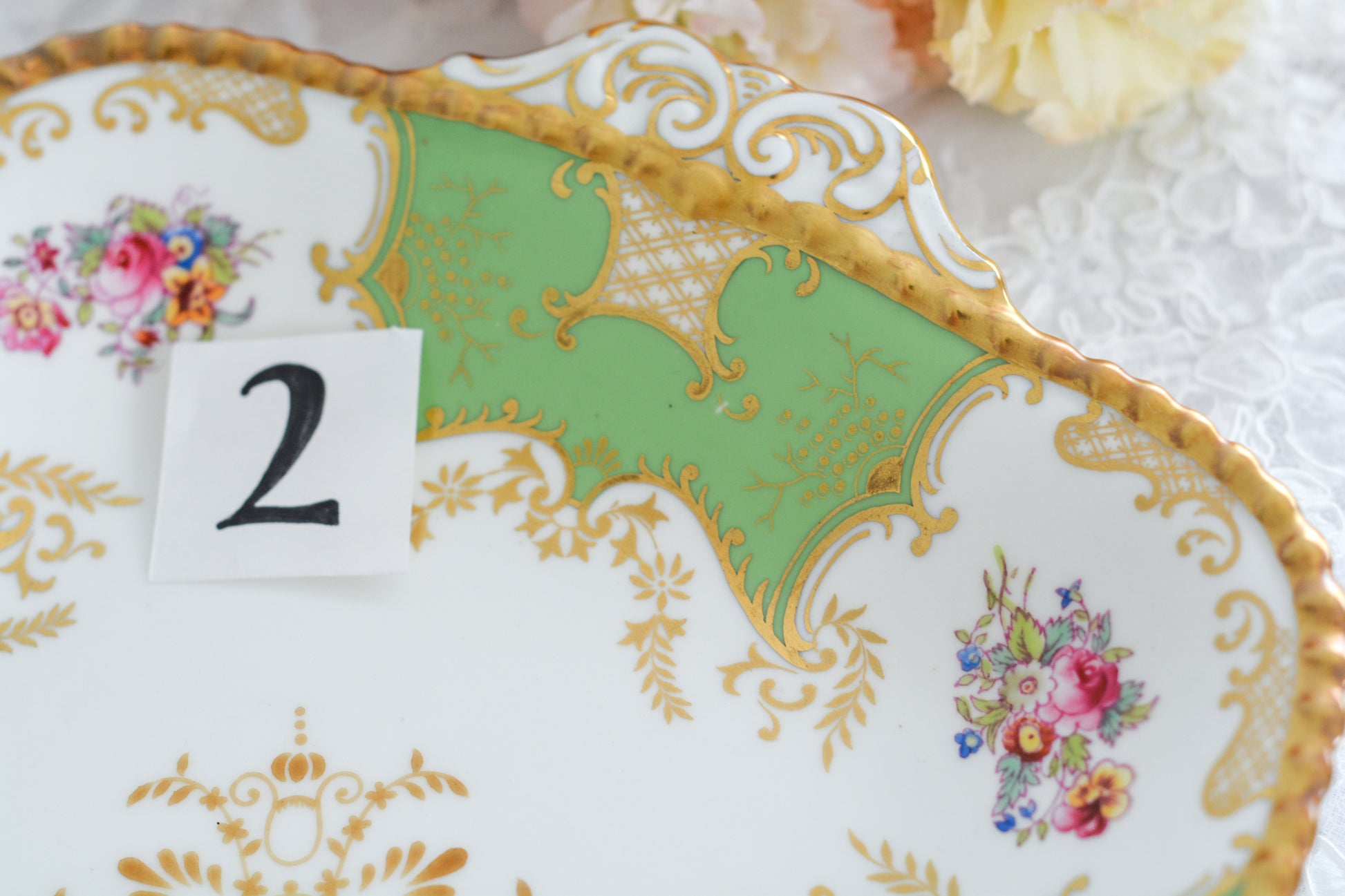 コールポートの人気シリーズ、バットウィング。カラーバリエーションも豊富なシリーズです。こちらは明るい雰囲気のアップルグリーンカラーの美しいB&Bプレート。サンドイッチやスイーツなど盛り付けてお楽しみくださいね。こちらは1枚の価格です。全部で2枚ございます。少しずつデザインが違いますので①〜②からお選びください。