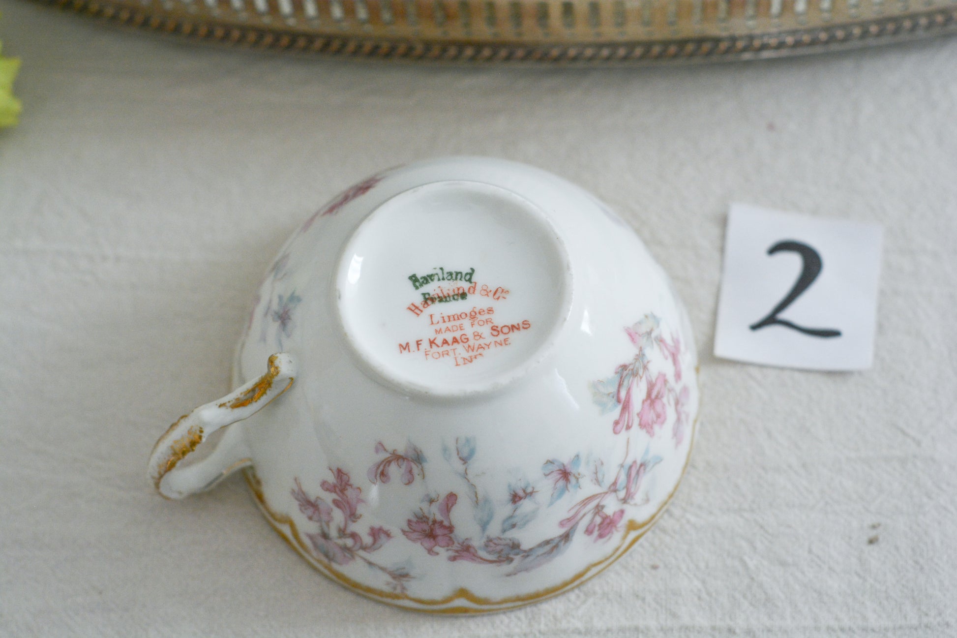 フランスのリモージュ、アビランドのティートリオです。 淡いタッチのお花がとっても可愛らしいです。柔らかで優しげな印象で、癒しのティータイムの時間を過ごせそうですね。これから春のティータイムにもぴったりです。こちらは在庫が2セットございます。ティートリオ①、ティートリオ②からお選びください。