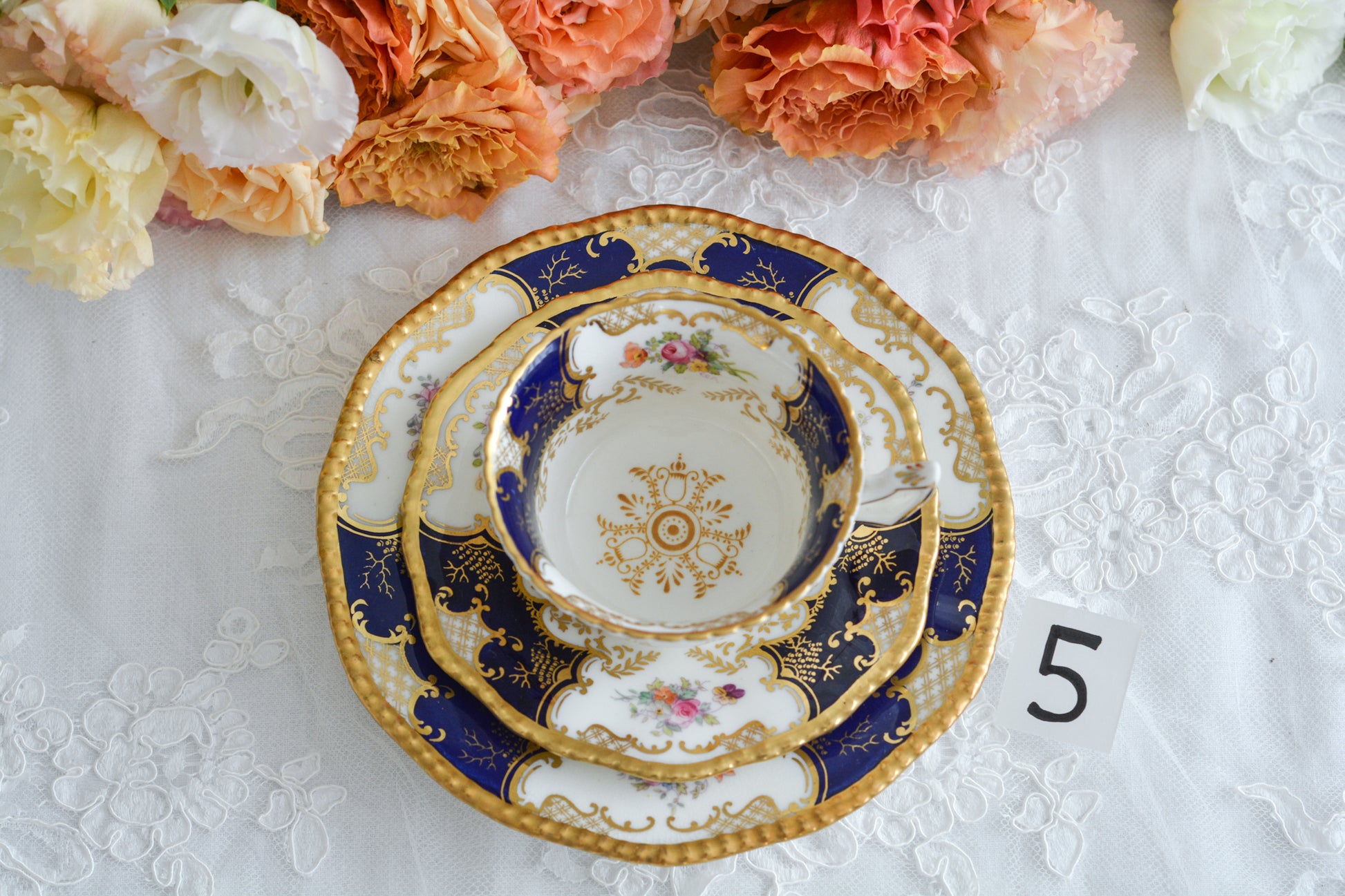 コールポートの代表作と言ってもいい、バットウィングシリーズ。こちらはコバルトブルーのティートリオです。重厚感のあるコバルトブルーと金彩のコントラスト、美しいシェイプ。凛としさ美しさがありオーラを感じます。最近はバットウィングも探すのがとても困難になってきました。心が躍るカップでティータイムをお楽しみいただけたら嬉しいです。こちらは1セットの価格です。全部で6セット在庫がございます。状態で価格が変わります。