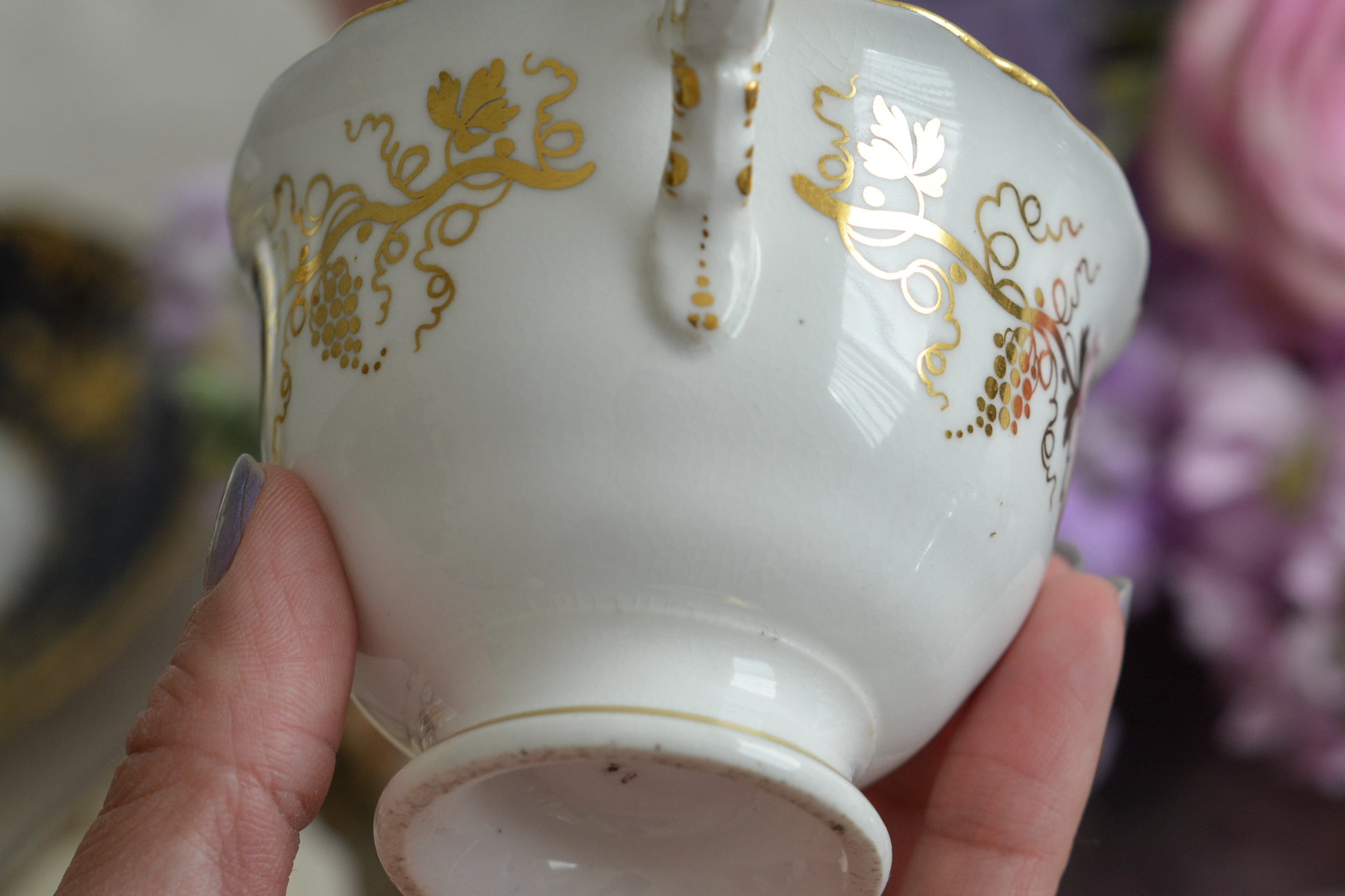 コールポートのロココリバイバル作品のアデレードシェイプ。とても優雅なシェイプで、ハンドペイントで描かれる花々は繊細でとても美しいです。いろいろなデザインが作られていて、シェイプは同じでも絵柄は少しずつ違います。こちらはコバルトブルーに金彩のお花模様が豪華なお品。アデレードシェイプは探すのにとても苦労しますが、見つけた時の喜びはとても大きいものです。金彩の薄れはありますが、貫入のないとても良い状態です。素敵なアデレードシェイプをぜひご覧ください。