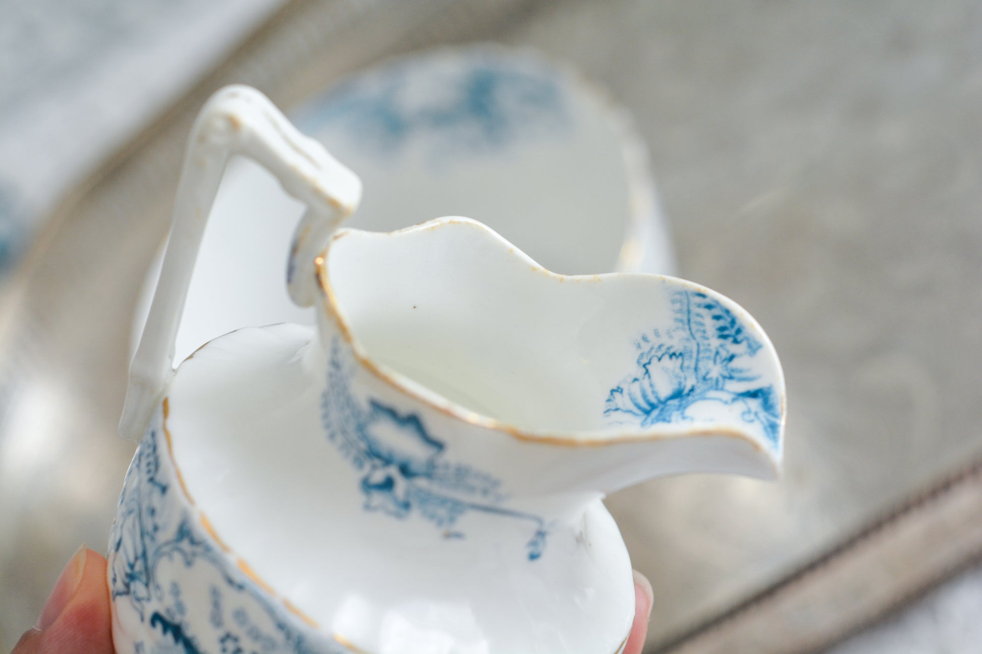 サミュエル・ラドフォードというメーカーの可愛らしいティートリオです。サミュエル・ラドフォードはスタッフォードシャーのメーカーで、1879年から1957年まで創業していました。こちらはブルーの転写模様がとても美しく地模様もとても可愛らしいお品です。同じパターンのティートリオと色違いのデザートプレートも別で掲載しています。