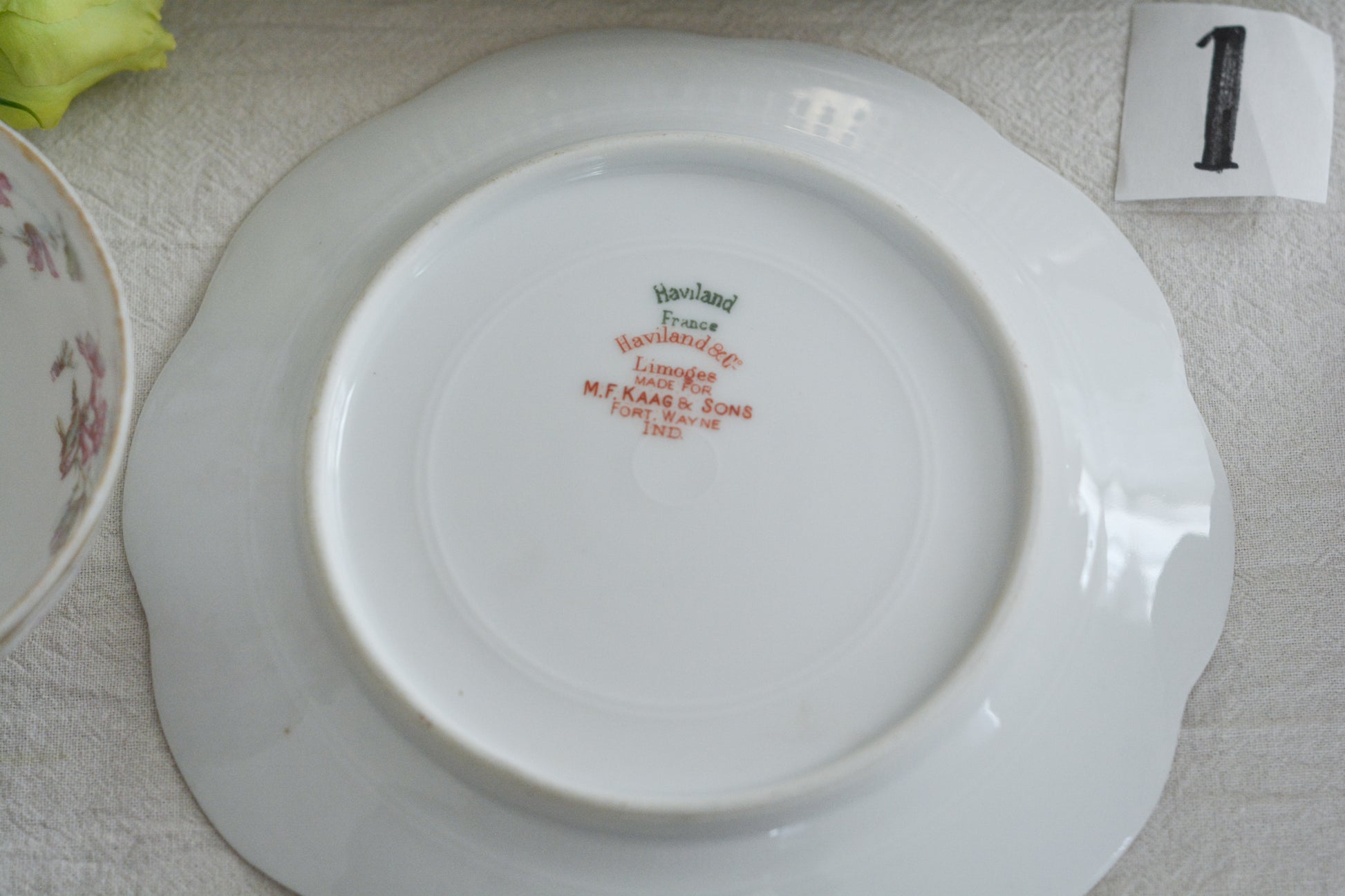 フランスのリモージュ、アビランドのティートリオです。 淡いタッチのお花がとっても可愛らしいです。柔らかで優しげな印象で、癒しのティータイムの時間を過ごせそうですね。これから春のティータイムにもぴったりです。こちらは在庫が2セットございます。ティートリオ①、ティートリオ②からお選びください。