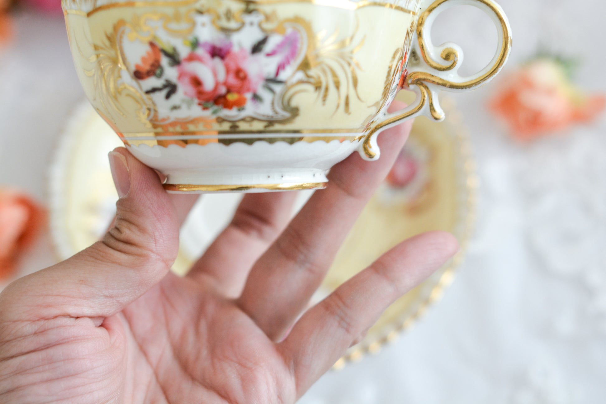 コールポートのペンブロークシェイプと呼ばれるシェイプのカップです。縁の飾り模様が特徴的で1820年代後半に作られたとても古い作品です。豪華な縁飾りに手描きで描かれた美しい花々、エレガントなリングハンドル。約200年前に作られ、この持ち主の貴族はこんな美しいカップでどんな優雅なティータイムを過ごしていたのでしょうか。