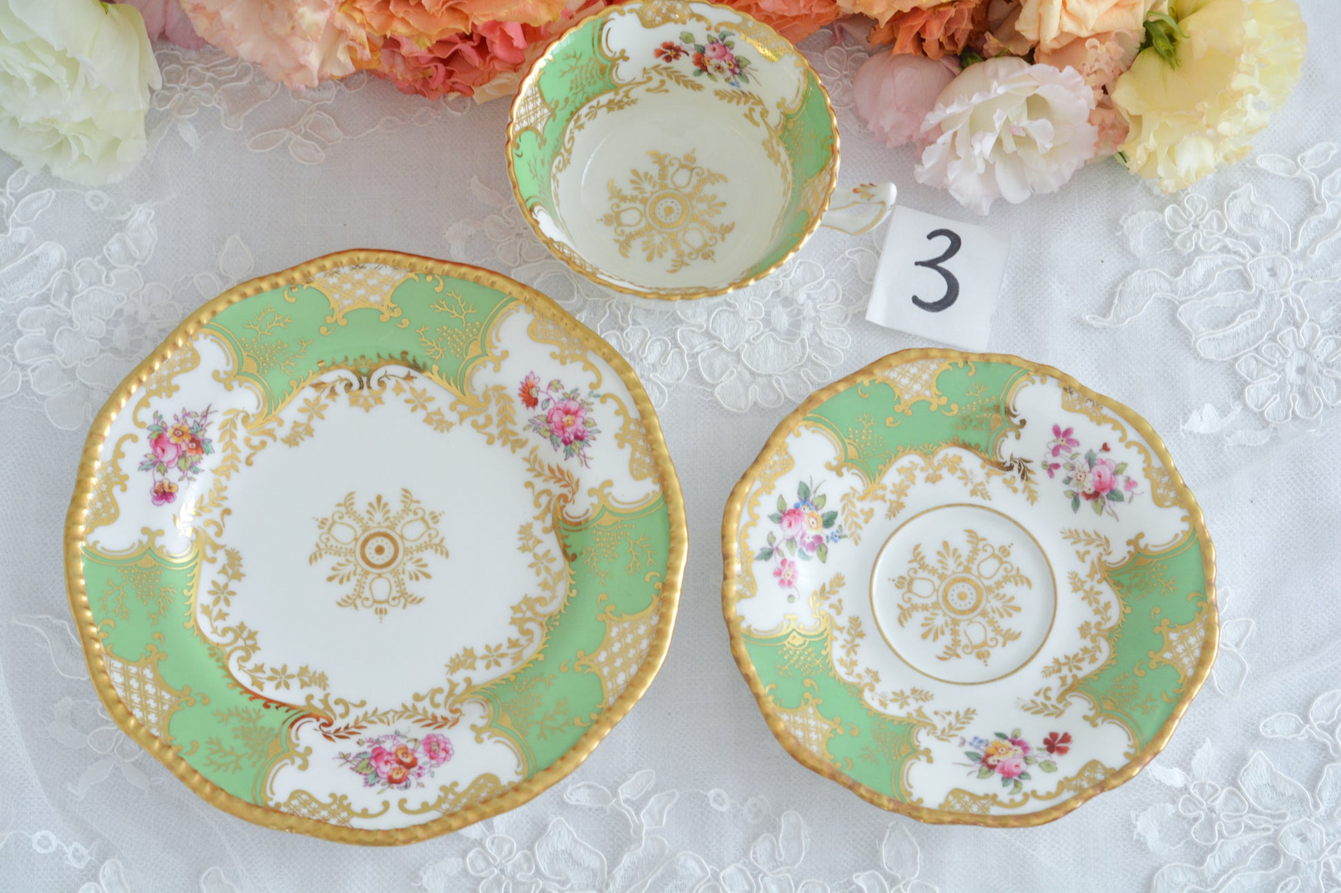 コールポートの代表作と言ってもいい、バットウィングシリーズ。こちらは明るい雰囲気のアップルグリーンのティートリオです。柔らかな印象で凛としさ美しさがありオーラを感じます。季節を選ばずお楽しみいただけるカラーですね。最近はバットウィングも探すのがとても困難になってきました。こちらはイギリスのコレクターさんからお迎えしたお品で、大切にされていたことのわかるお品達です。トリオの中央の模様の色が違ったりオリジナルのセットではないかもしれませんが、美しいトリオです。ご縁をお繋ぎできたら嬉しく思います。こちらは1セットの価格です。全部で6セット在庫がございます。①〜⑥からお選びください。