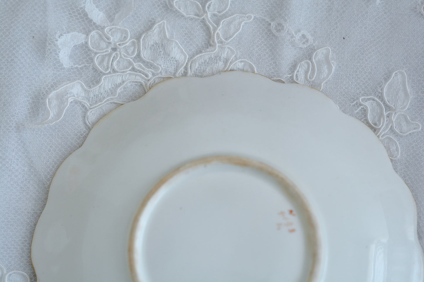 コウルドンがリッジウェイのフォリエージシェイプ(Foliage Shape)をリバイバルしたお品。ハンドル部分には葉っぱの模様がついていてとても可愛らしいシェイプです。リッジウェイは力強く豪華な作風という印象で、後身のコウルドンはより時代や流行に敏感で繊細で美しいデザインの作品をたくさん作っています。リッジウェイのフォリエージシェイプはいろいろなパターンがありますが、こちらは特に豪華なデザインで個人的にもフォリエージシェイプは大好きなデザイン。コウルドン時代にも受け継がれていたことを嬉しく思っています。