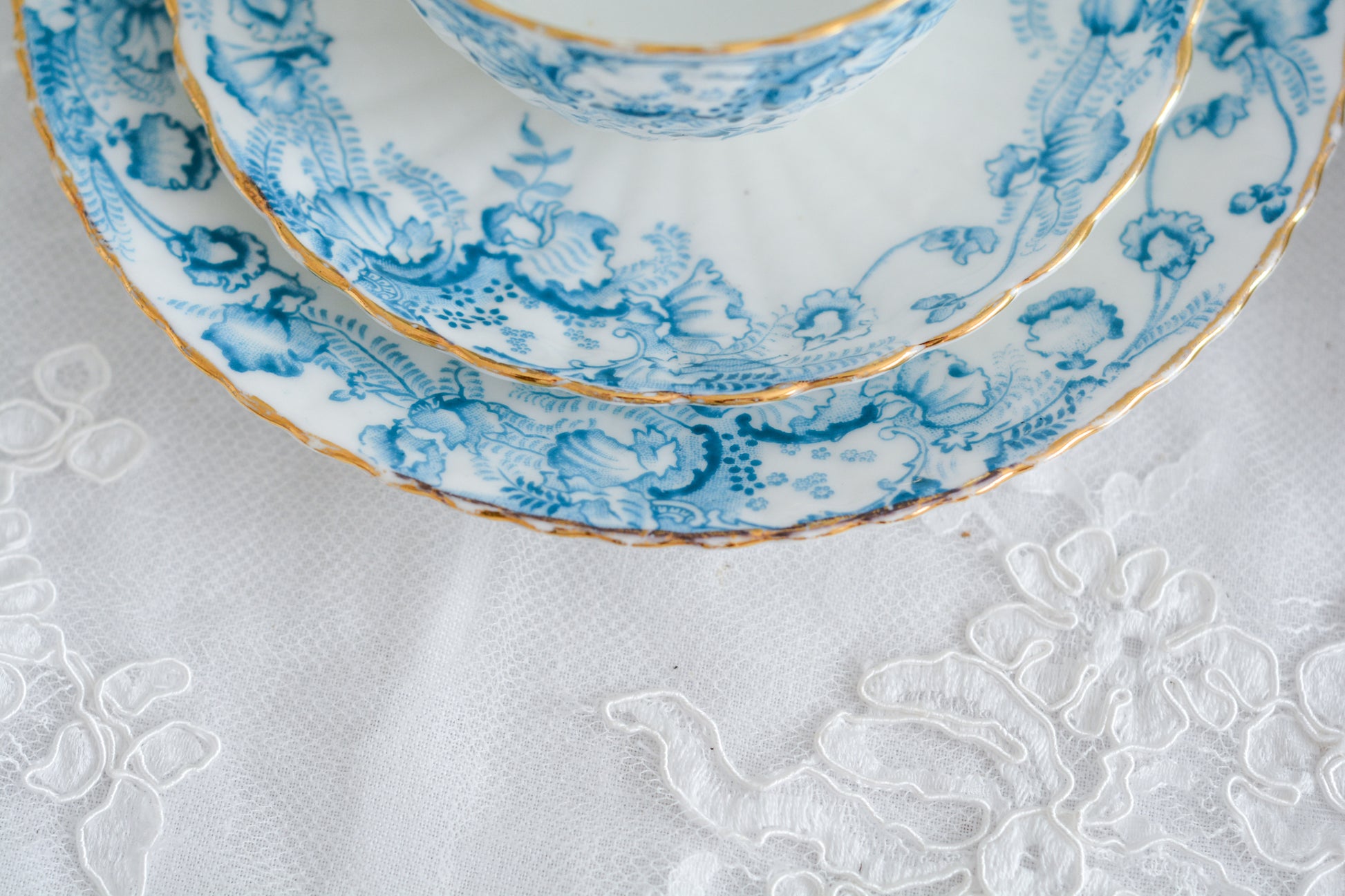 サミュエル・ラドフォードというメーカーの可愛らしいティートリオです。サミュエル・ラドフォードはスタッフォードシャーのメーカーで、1879年から1957年まで創業していました。こちらはブルーの転写模様がとても美しく地模様もとても可愛らしいお品です。同じパターンのミルクジャグ&シュガーボウル、色違いのデザートプレートも別で掲載しています。  こちらは1セットの価格です。全部で6セットあります。状態の良いものからお送りします。