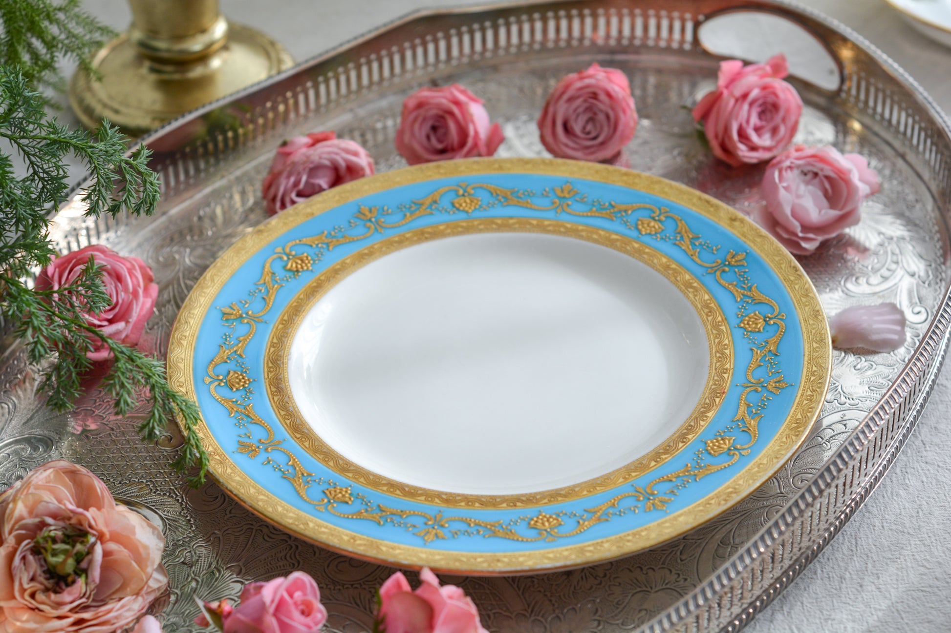 ティファニー社がミントンにオーダーしたプレート。ミントンブルーに金盛りの繊細な模様がとても美しいお品です。ミントンらしいエレガントなデザインはティファニーのイメージにもぴったり。ティファニーは英国の磁器メーカーに特注し、商品をたくさん輸入していました。各メーカーともティファニーの特注品は特にエレガントなデザインが多いです。流行を生み出す力はさすがですね。