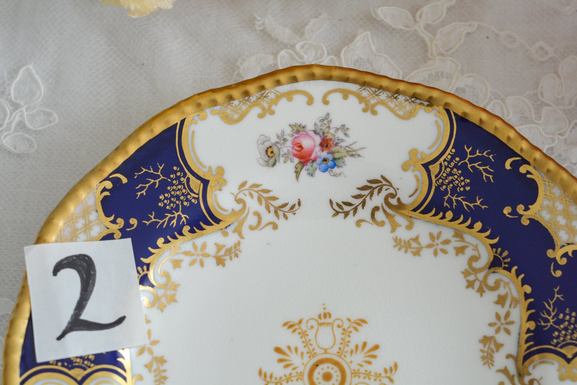 コールポートの代表作と言ってもいい、バットウィングシリーズ。こちらはコバルトブルーのティートリオです。重厚感のあるコバルトブルーと金彩のコントラスト、美しいシェイプ。凛としさ美しさがありオーラを感じます。最近はバットウィングも探すのがとても困難になってきました。心が躍るカップでティータイムをお楽しみいただけたら嬉しいです。こちらは1セットの価格です。全部で6セット在庫がございます。状態で価格が変わります。