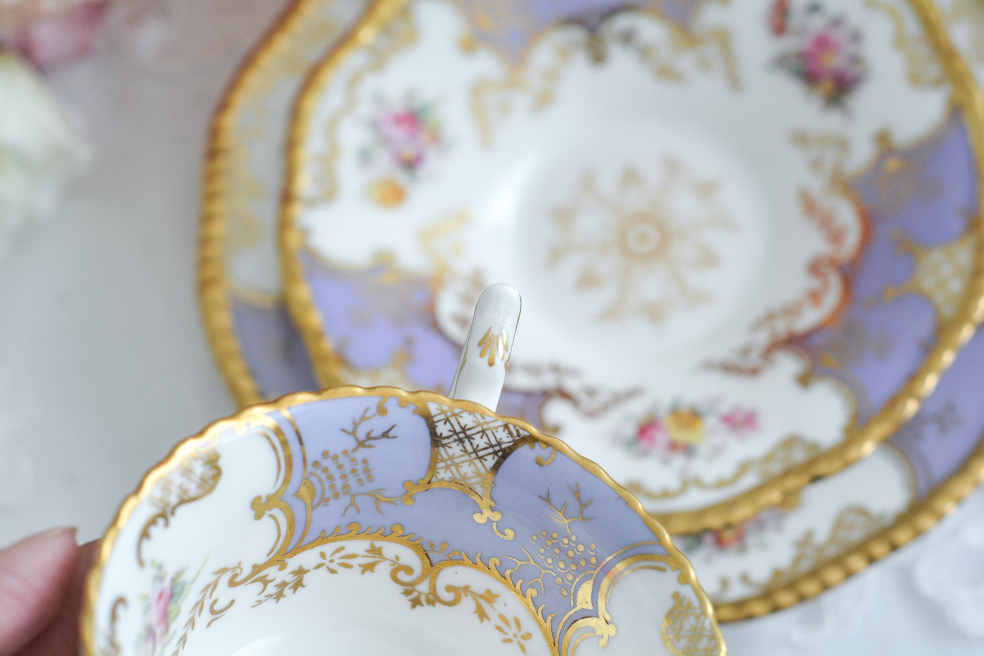 コールポートの人気シリーズ、バットウィングシリーズ。こちらはとても貴重なライラックカラーのティートリオです。そしてさらにカップの側面にブーケの模様が描かれている珍しいデザインです。ライラックカラーは美しいのはもちろんですが、柔らかな印象でとても上品ですね。最近はバットウィングシリーズは探すことがより困難になっております。ライラックカラーは元々レアカラーと言われるお品で、当店では初めてご紹介できます。美しいティートリオをぜひお楽しみください。