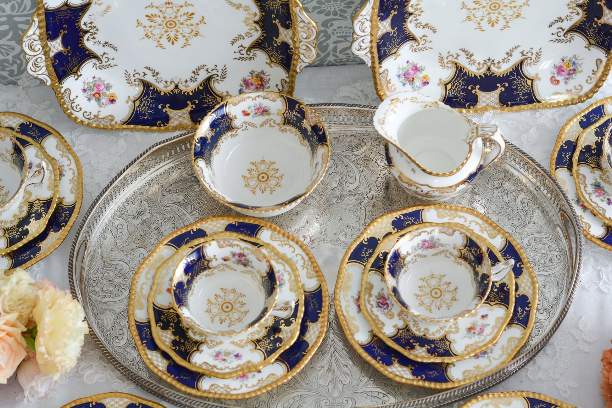 コールポートの代表作と言ってもいい、バットウィングシリーズ。こちらはコバルトブルーのティートリオです。重厚感のあるコバルトブルーと金彩のコントラスト、美しいシェイプ。凛としさ美しさがありオーラを感じます。そしてこちらのお品は、カップの側面にブーケの模様が描かれている珍しいデザインです。最近はバットウィングも探すのがとても困難になってきました。心が躍るカップでティータイムをお楽しみいただけたら嬉しいです。こちらは1セットの価格です。全部で6セット在庫がございます。状態で価格が変わります。