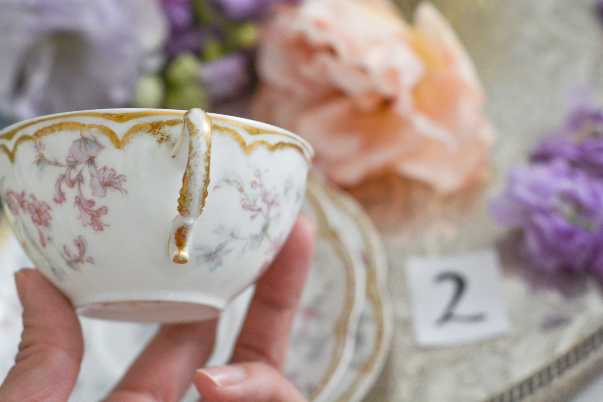 フランスのリモージュ、アビランドのティートリオです。 淡いタッチのお花がとっても可愛らしいです。柔らかで優しげな印象で、癒しのティータイムの時間を過ごせそうですね。これから春のティータイムにもぴったりです。こちらは在庫が2セットございます。ティートリオ①、ティートリオ②からお選びください。