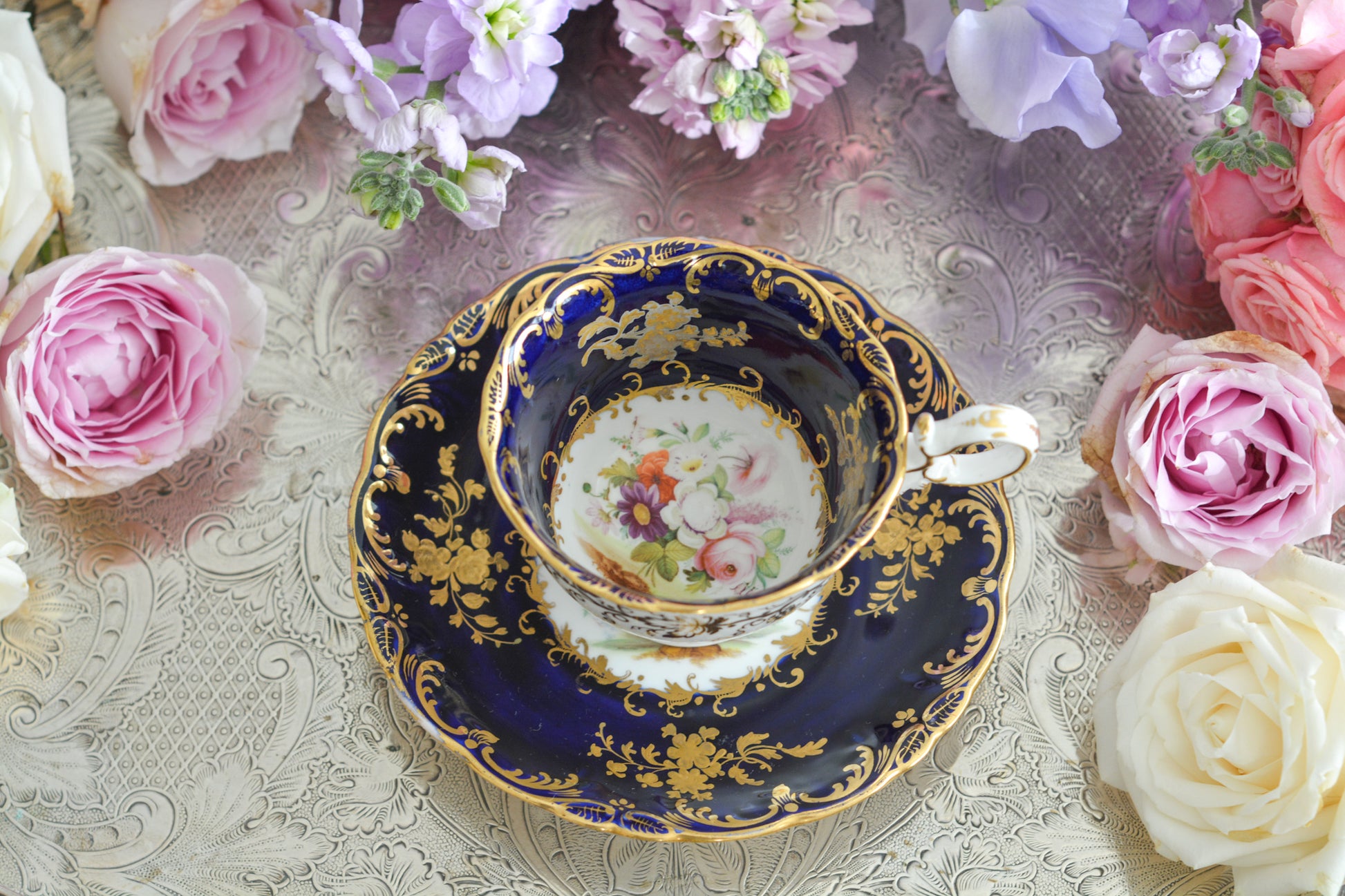 コールポートのロココリバイバル作品のアデレードシェイプ。とても優雅なシェイプで、ハンドペイントで描かれる花々は繊細でとても美しいです。いろいろなデザインが作られていて、シェイプは同じでも絵柄は少しずつ違います。こちらはコバルトブルーに金彩のお花模様が豪華なお品。アデレードシェイプは探すのにとても苦労しますが、見つけた時の喜びはとても大きいものです。金彩の薄れはありますが、貫入のないとても良い状態です。素敵なアデレードシェイプをぜひご覧ください。